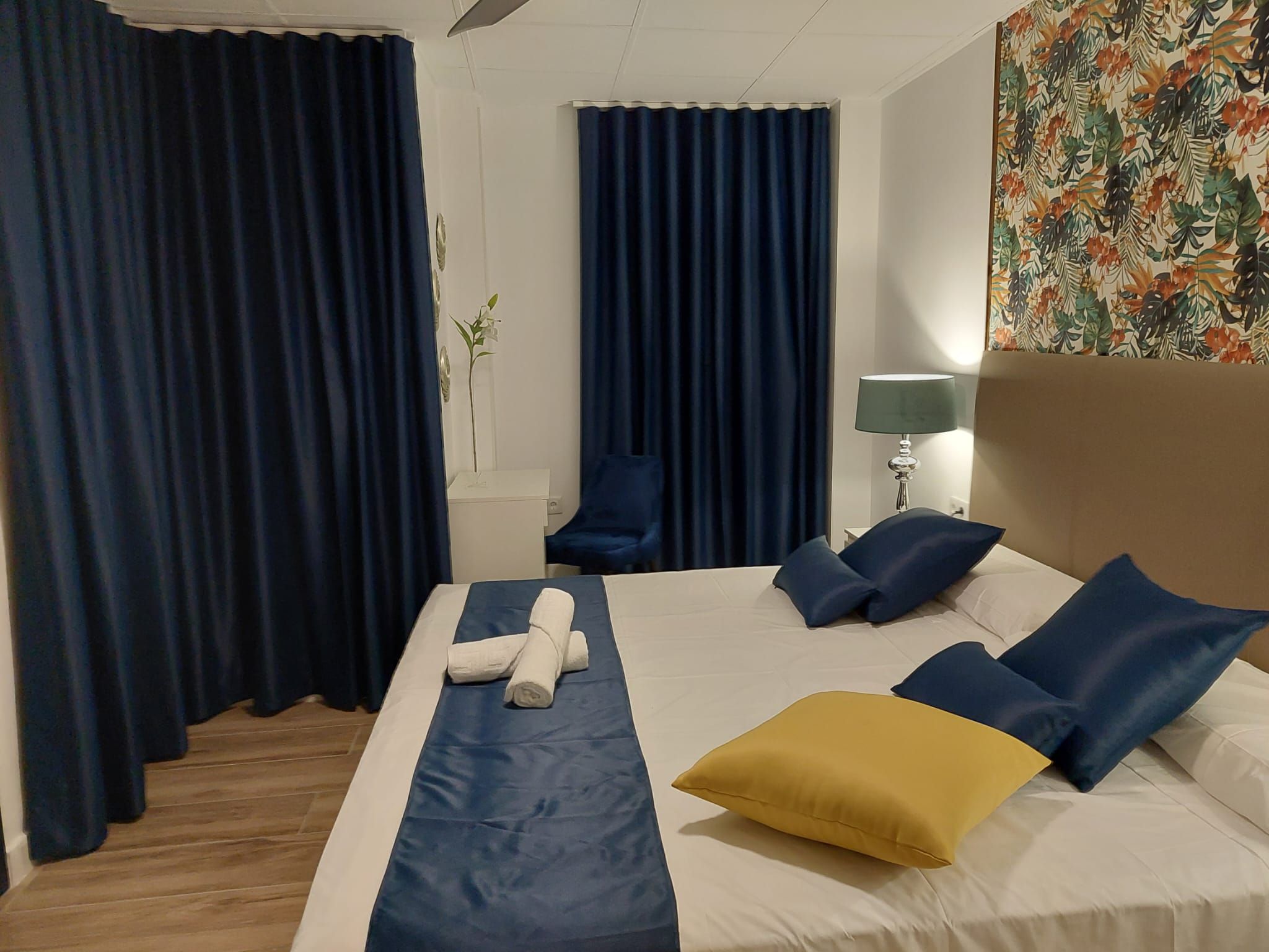 Habitación con cama grande y bañera de hidromasaje