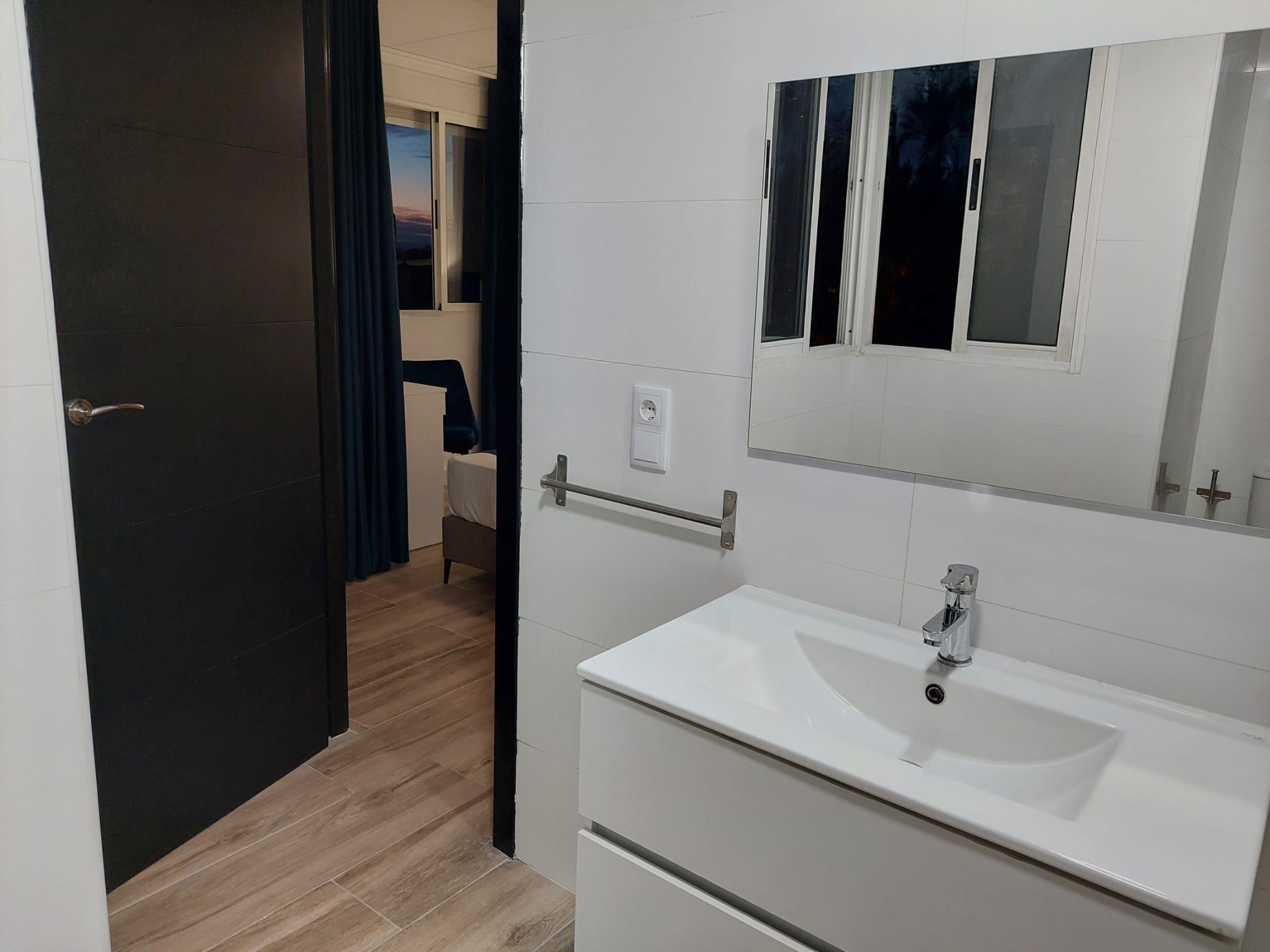 Habitación con cama grande y bañera de hidromasaje