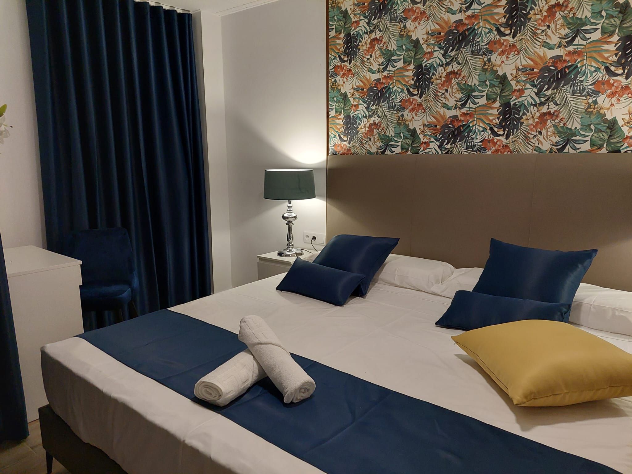 Habitación con cama grande y bañera de hidromasaje