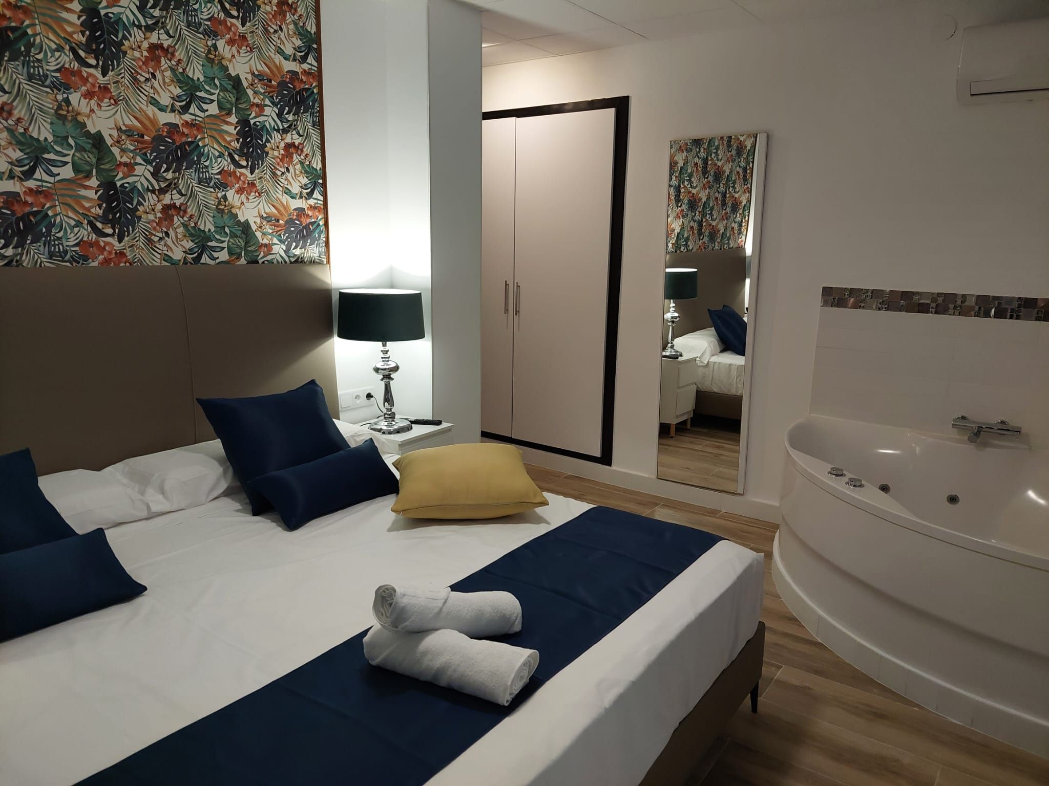 Habitación con cama grande y bañera de hidromasaje
