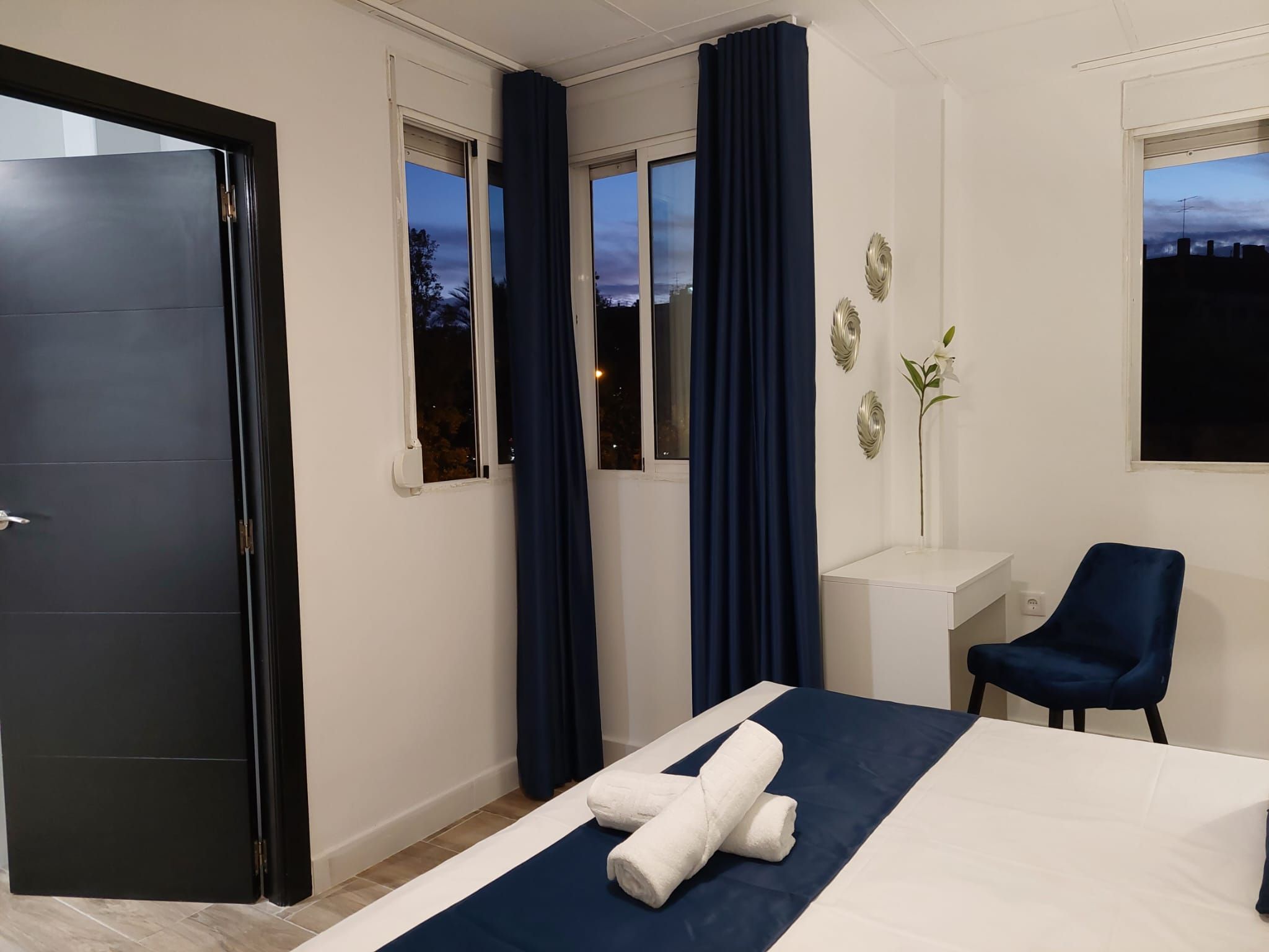Habitación con cama grande y bañera de hidromasaje