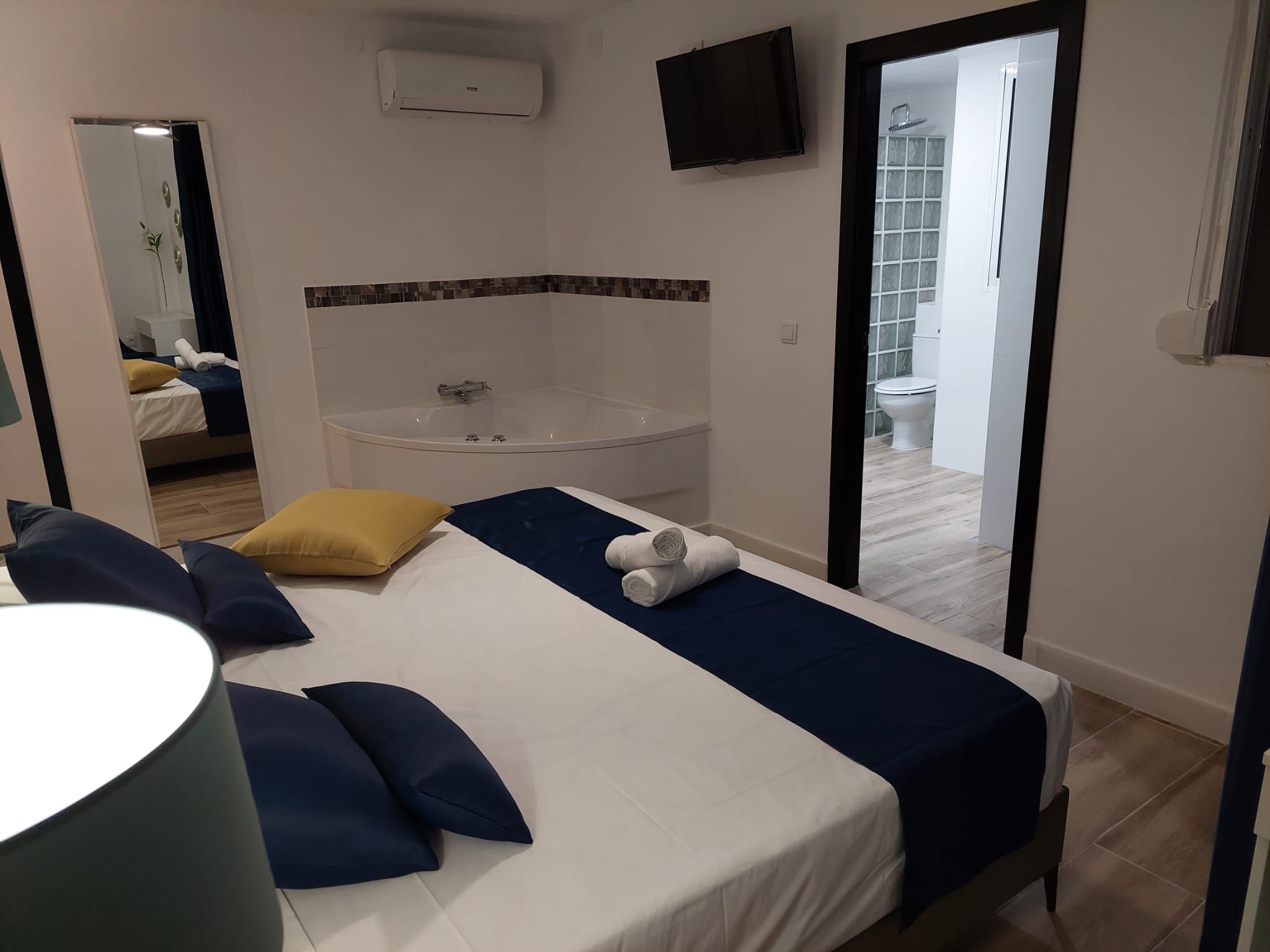 Habitación con cama grande y bañera de hidromasaje