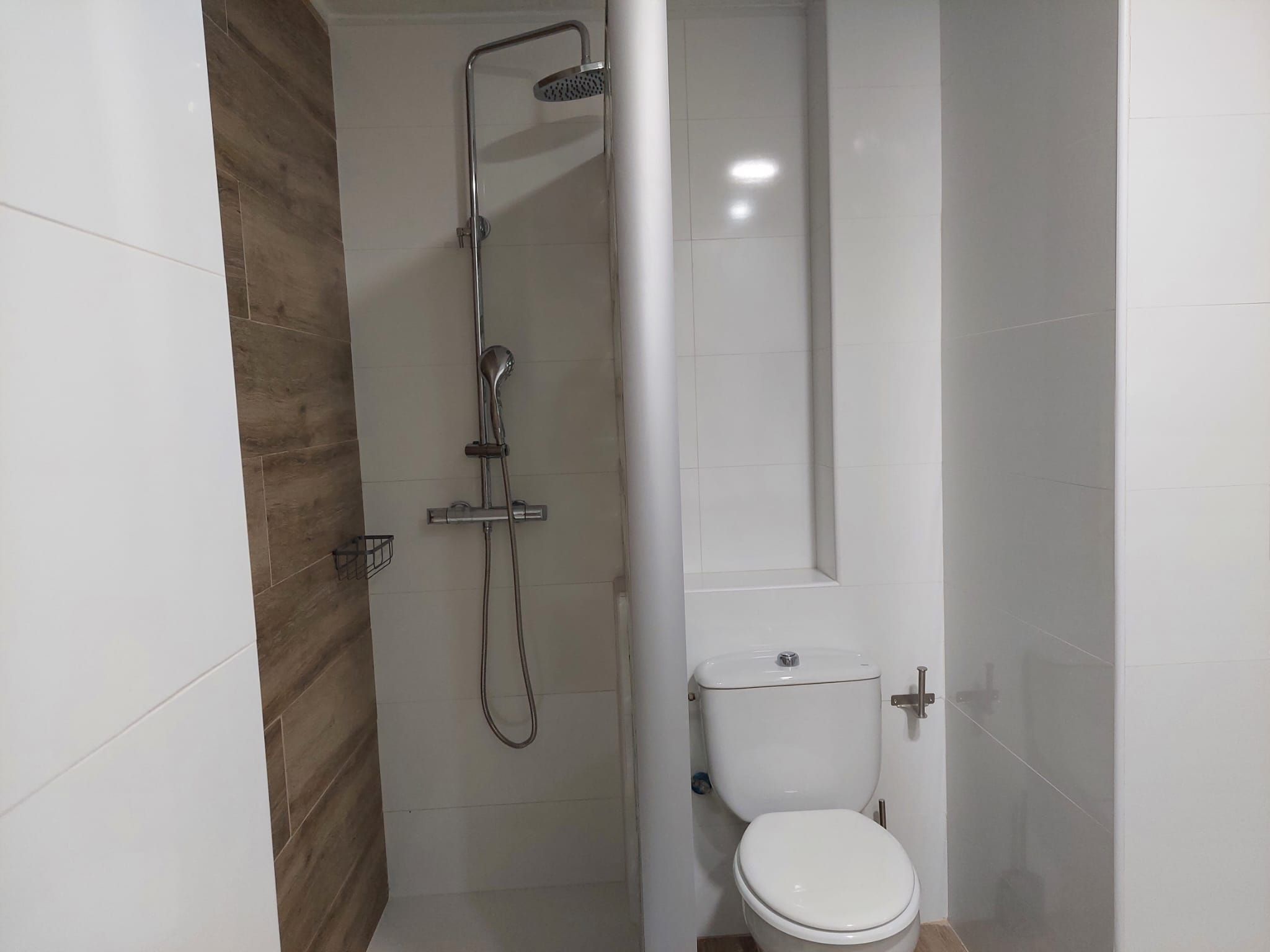 Habitación con cama grande y bañera de hidromasaje