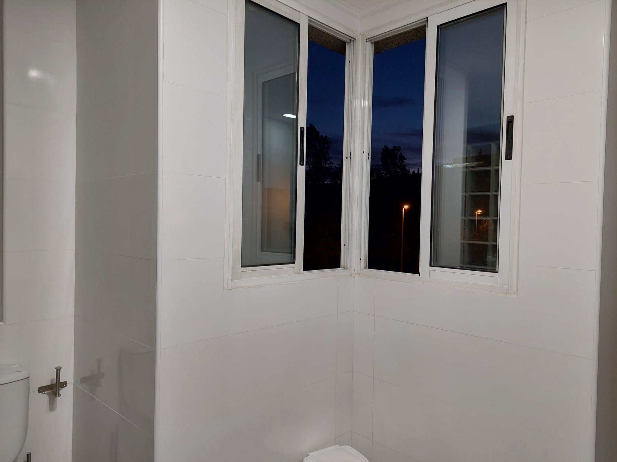 Habitación con cama grande y bañera de hidromasaje