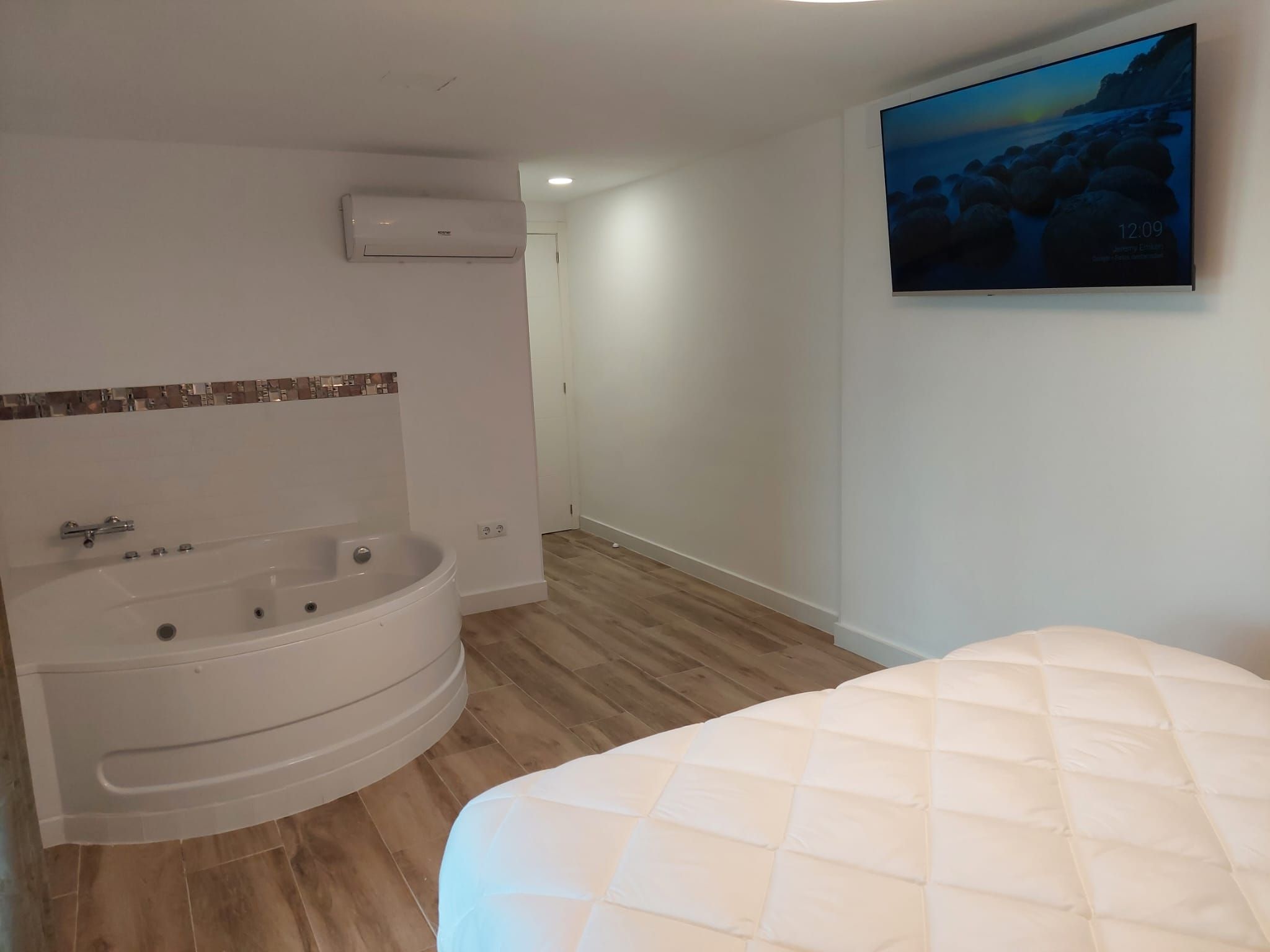 Suite con bañera de hidromasaje con cama extragrande