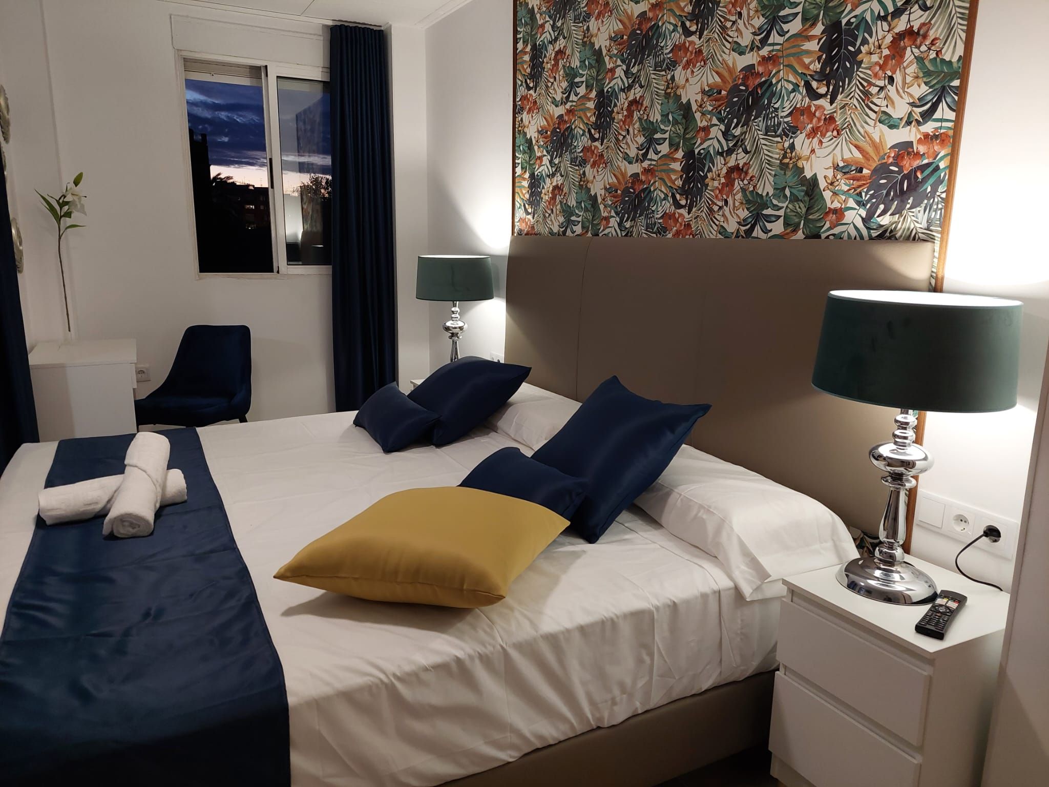 Habitación con cama grande y bañera de hidromasaje