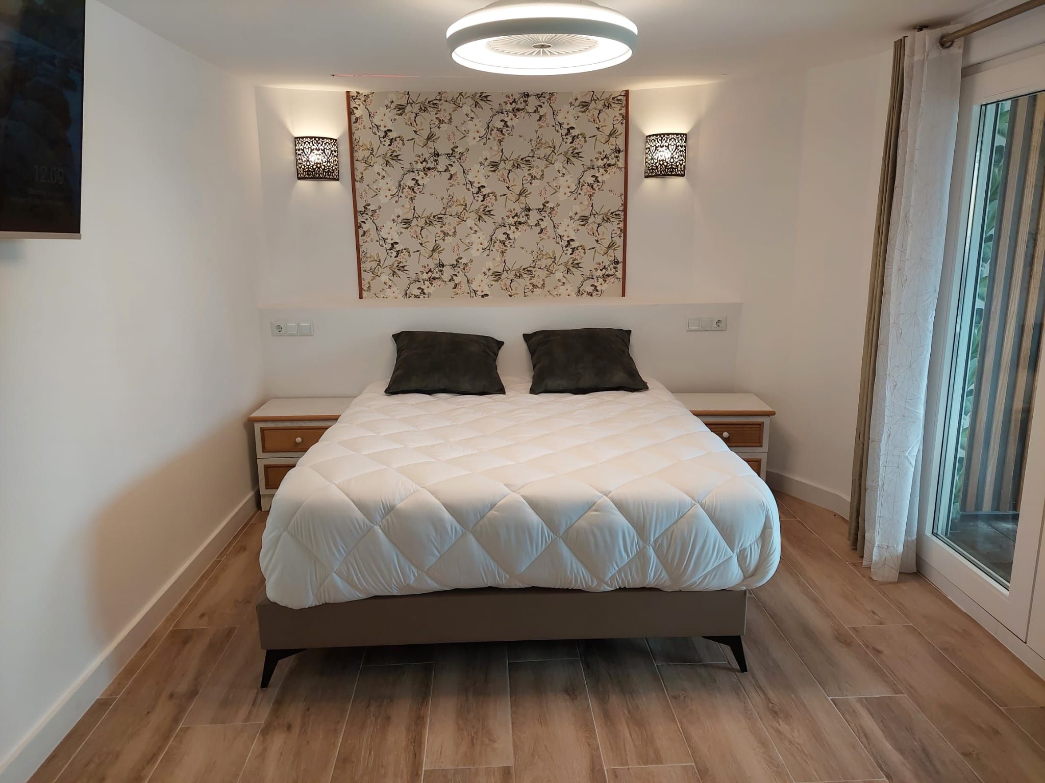 Suite con bañera de hidromasaje con cama extragrande