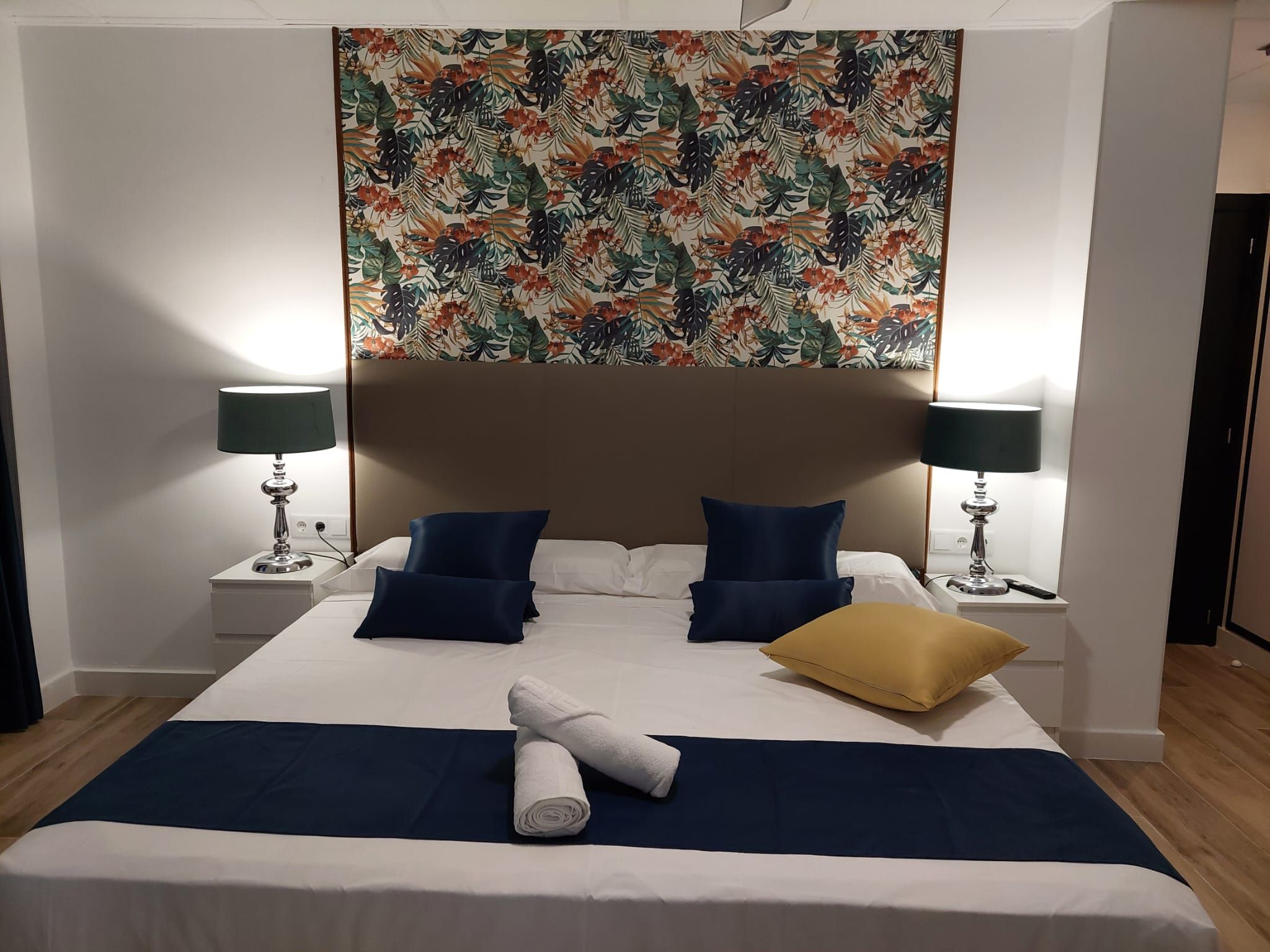 Habitación con cama grande y bañera de hidromasaje