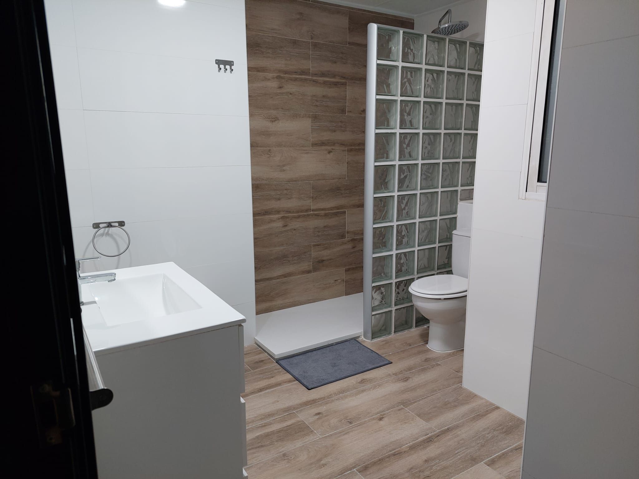 Habitación con cama grande y bañera de hidromasaje