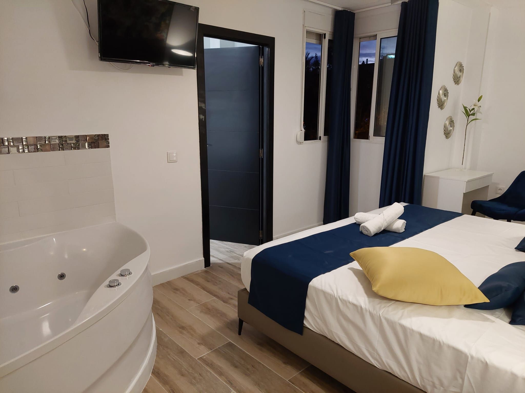 Habitación con cama grande y bañera de hidromasaje
