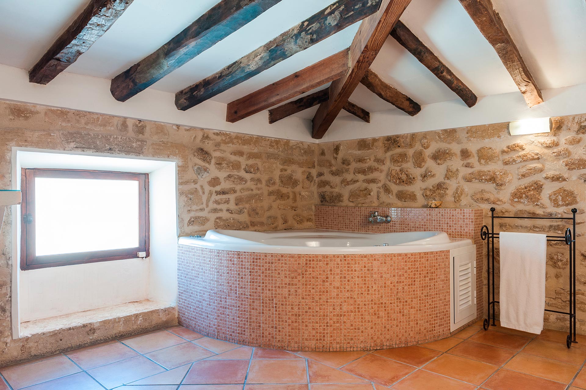 Zimmer mit queensize-bett und whirlpool
