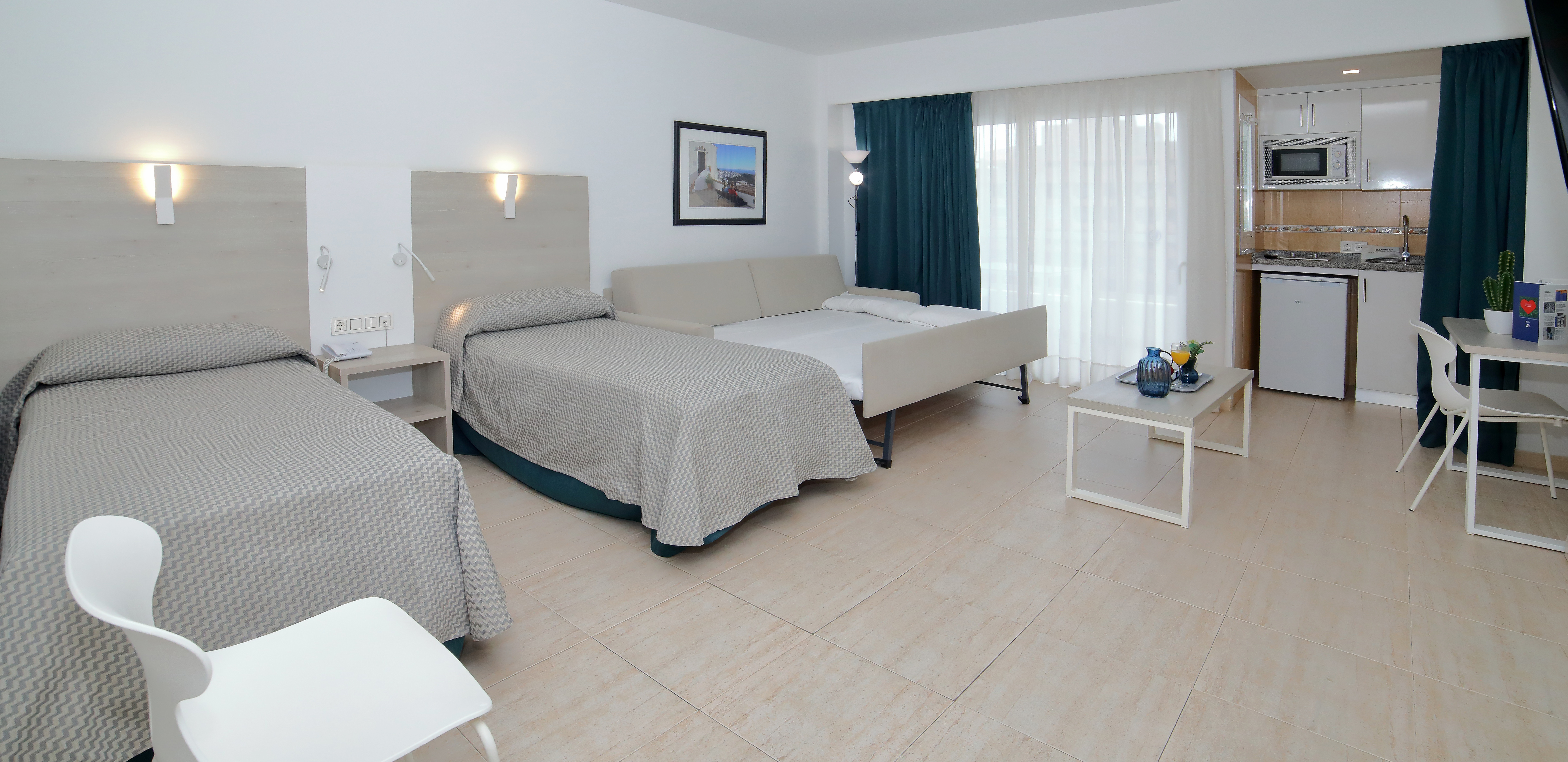 Hotel apartamentos pyr fuengirola, Fuengirola