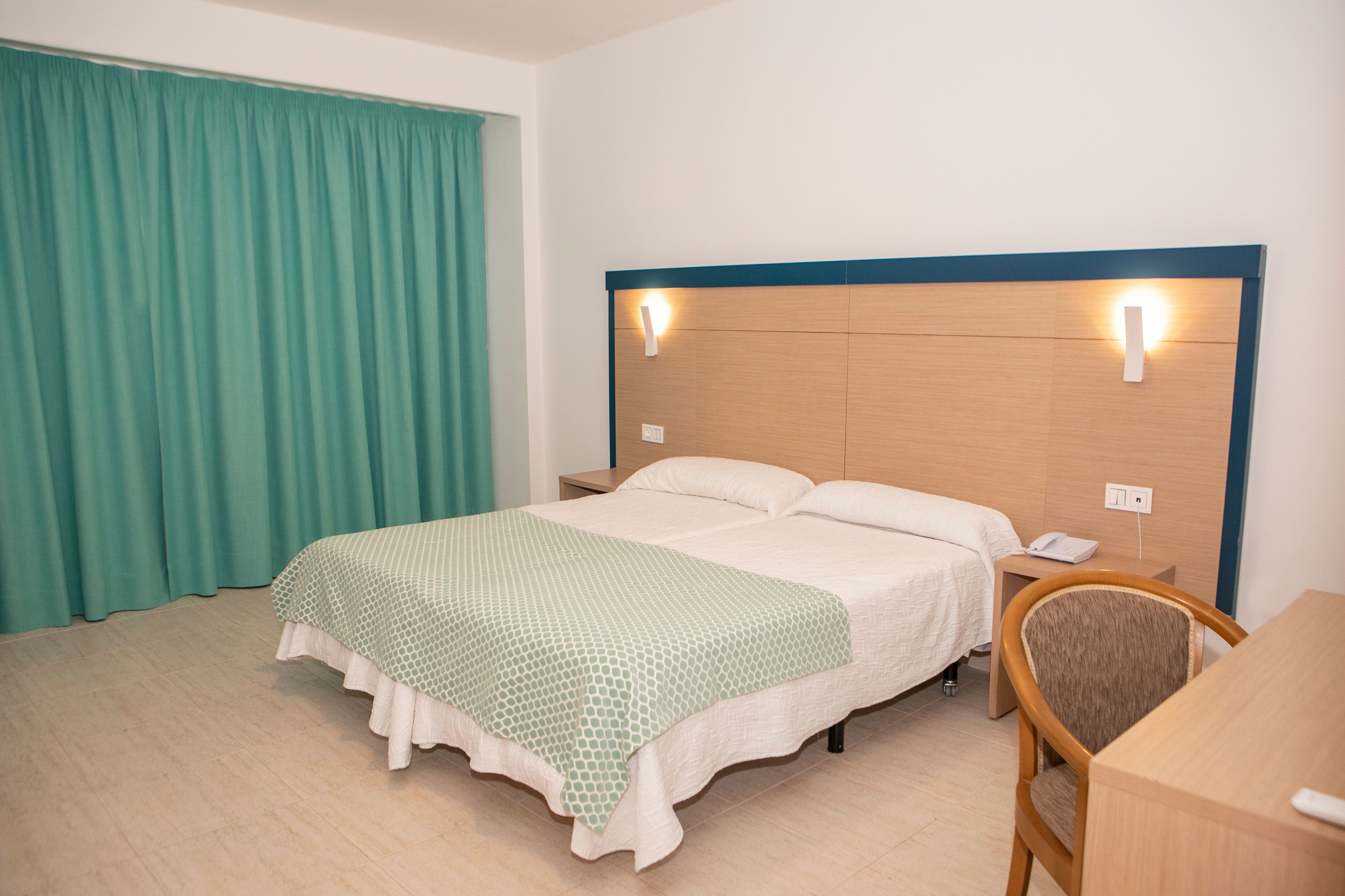Hotel apartamentos pyr fuengirola, Fuengirola