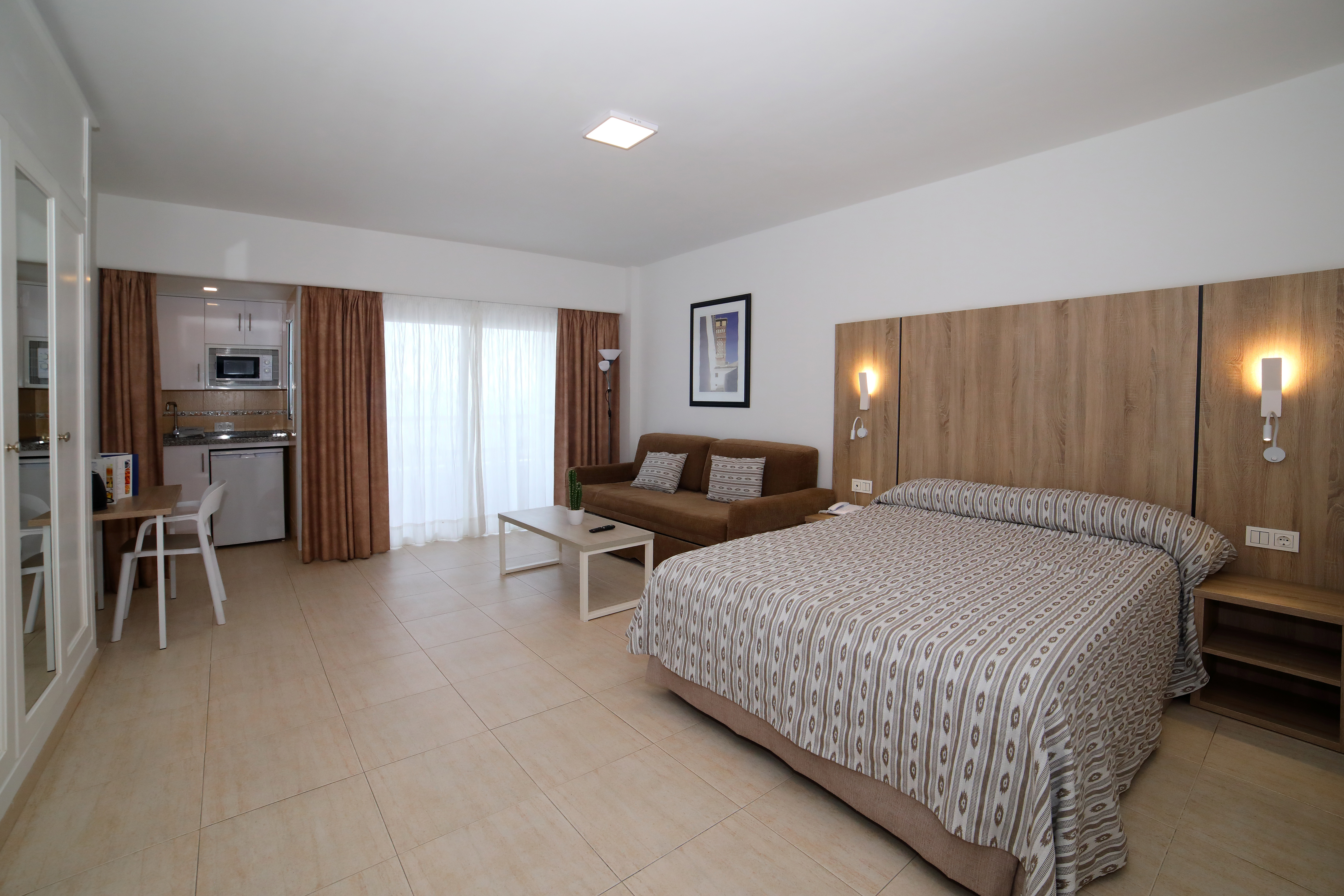 Hotel apartamentos pyr fuengirola, Fuengirola