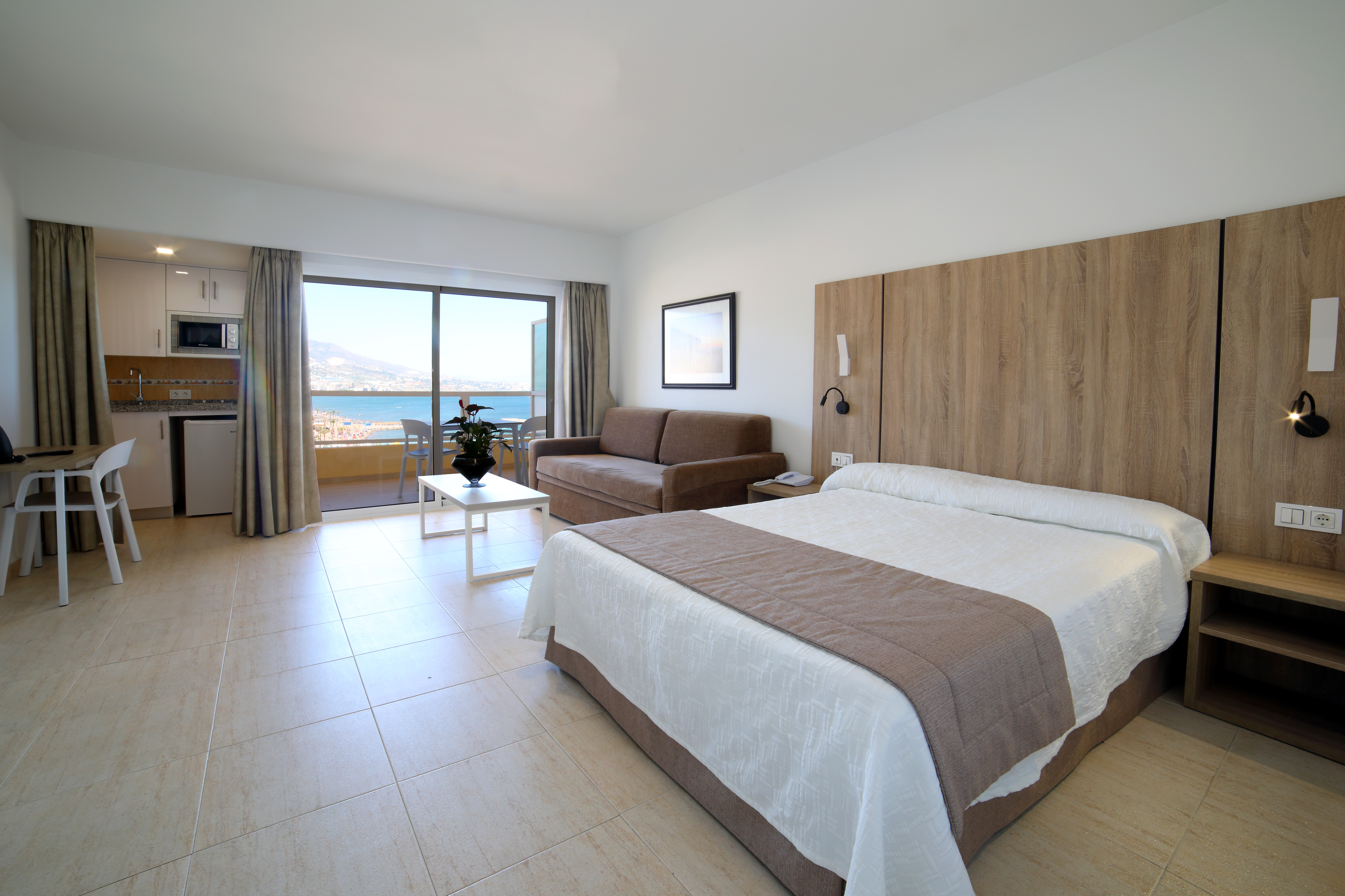 Hotel apartamentos pyr fuengirola, Fuengirola