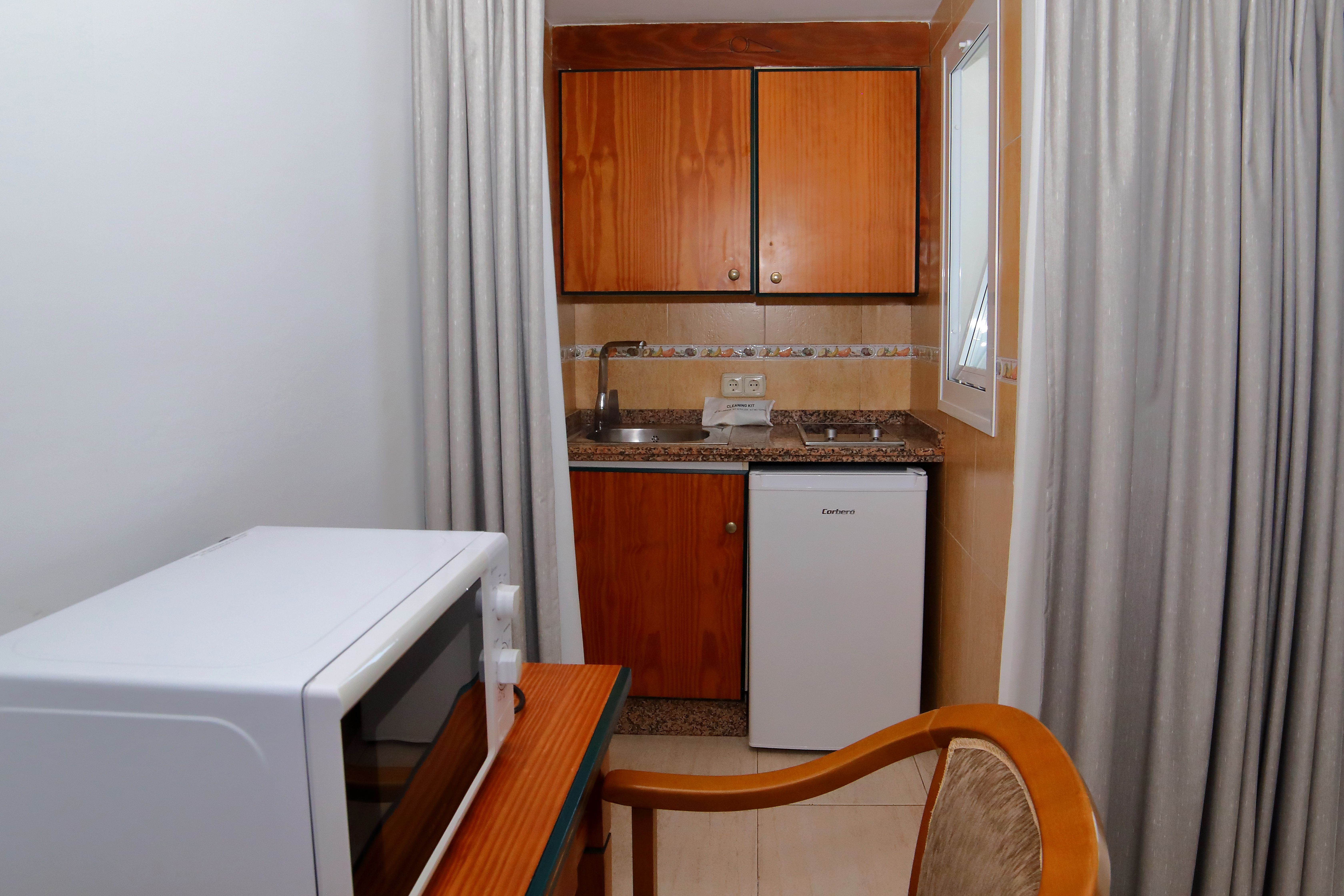 Hotel apartamentos pyr fuengirola, Fuengirola