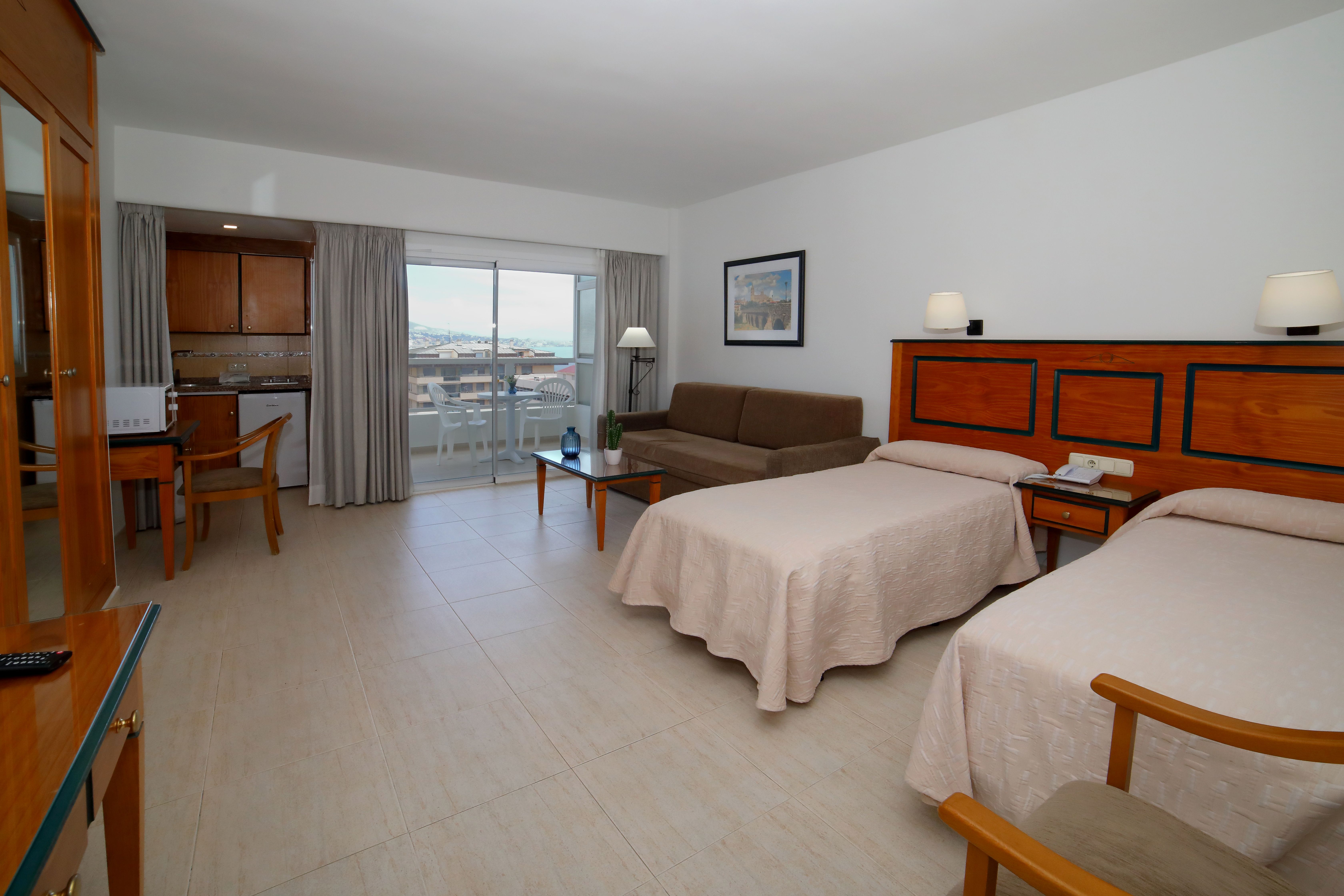 Hotel apartamentos pyr fuengirola, Fuengirola