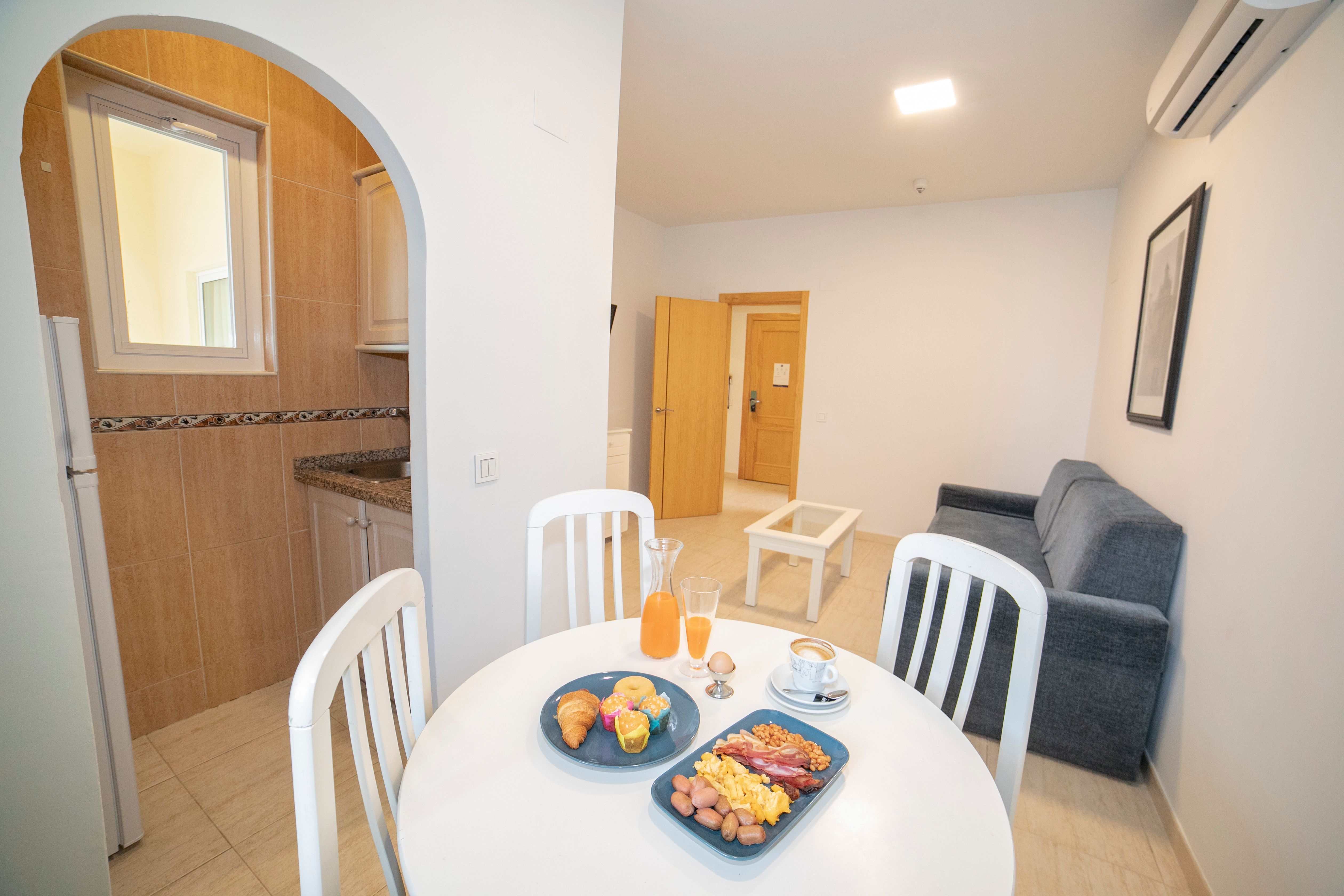 Hotel apartamentos pyr fuengirola, Fuengirola