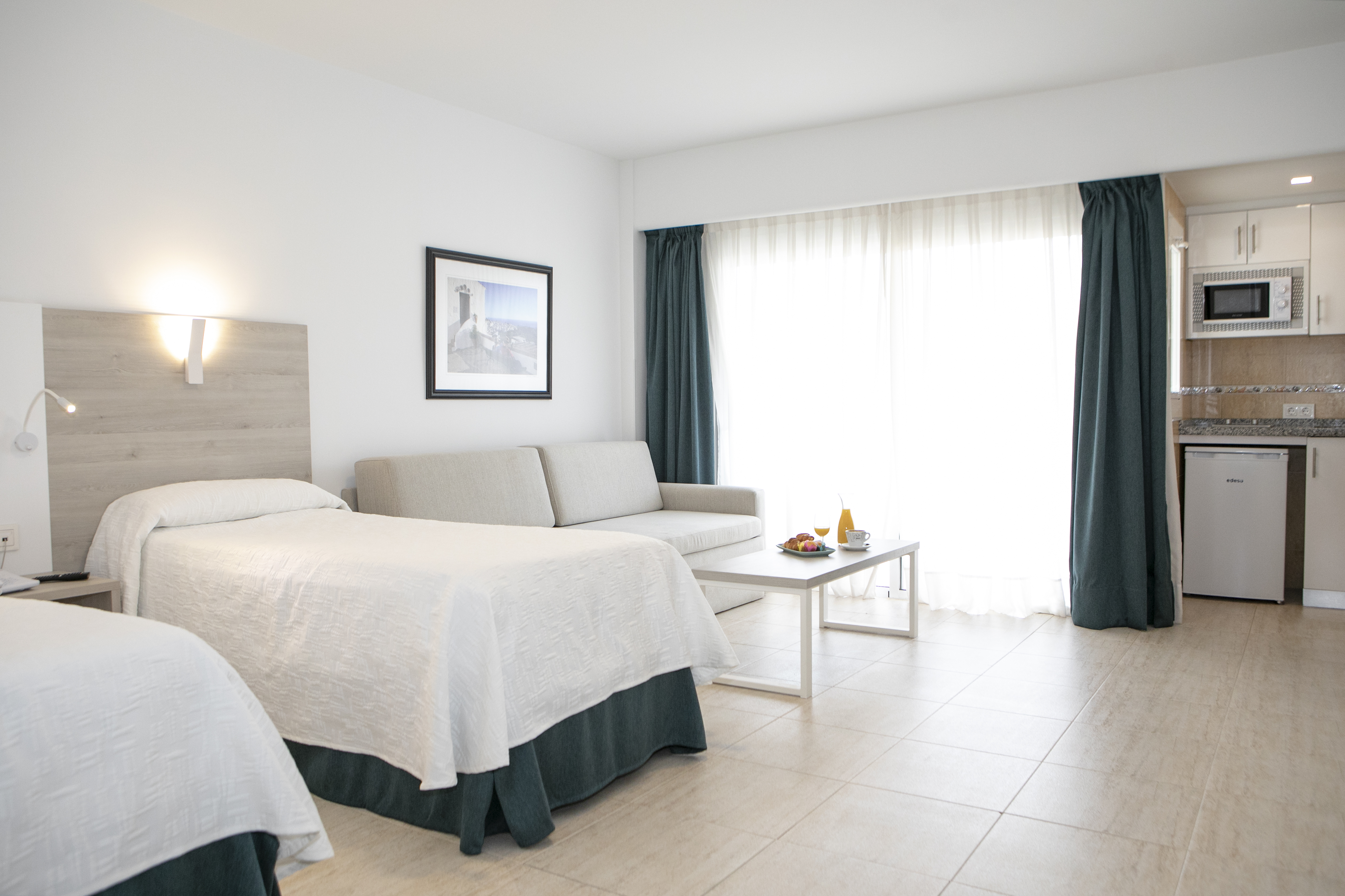 Hotel apartamentos pyr fuengirola, Fuengirola