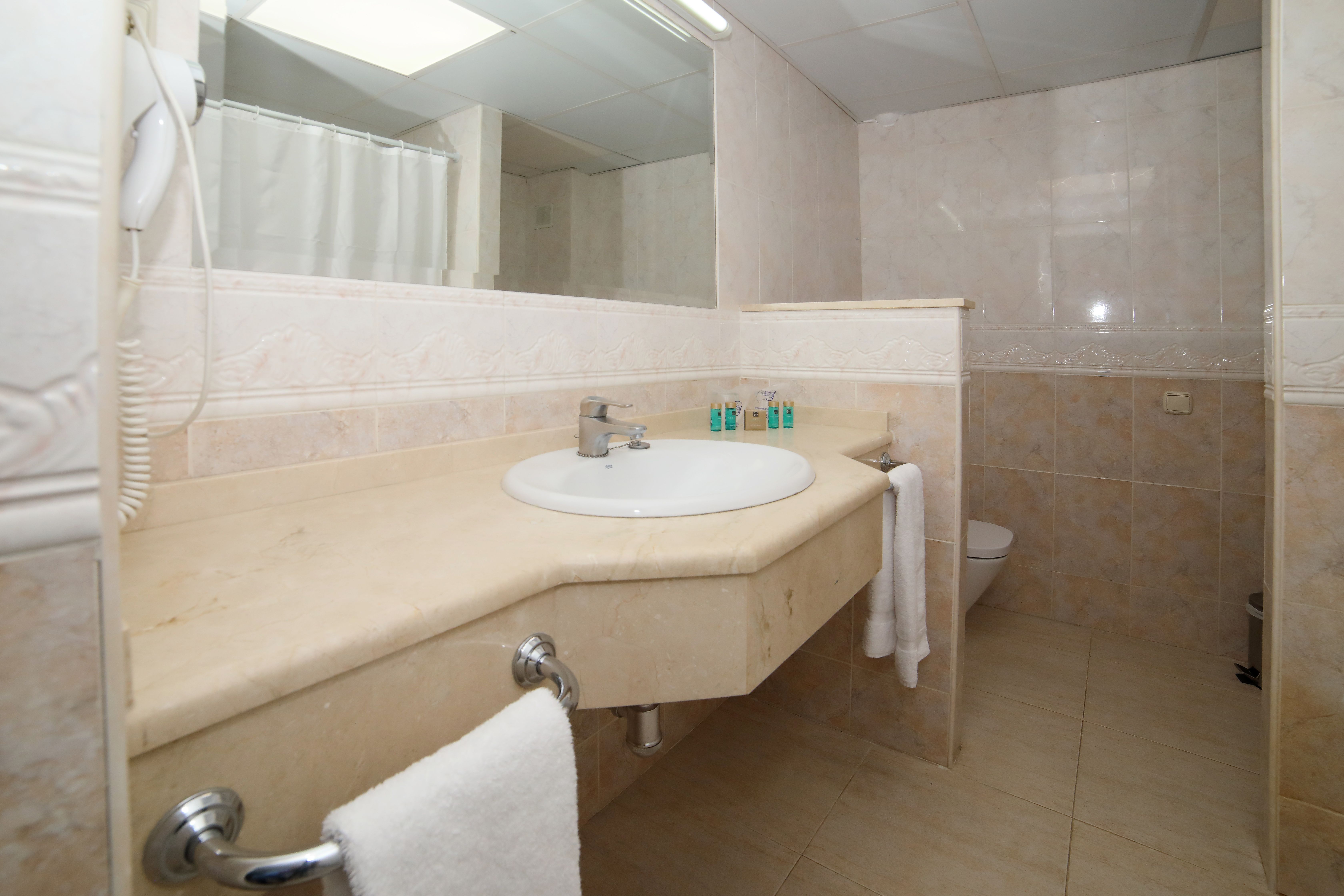 Hotel apartamentos pyr fuengirola, Fuengirola