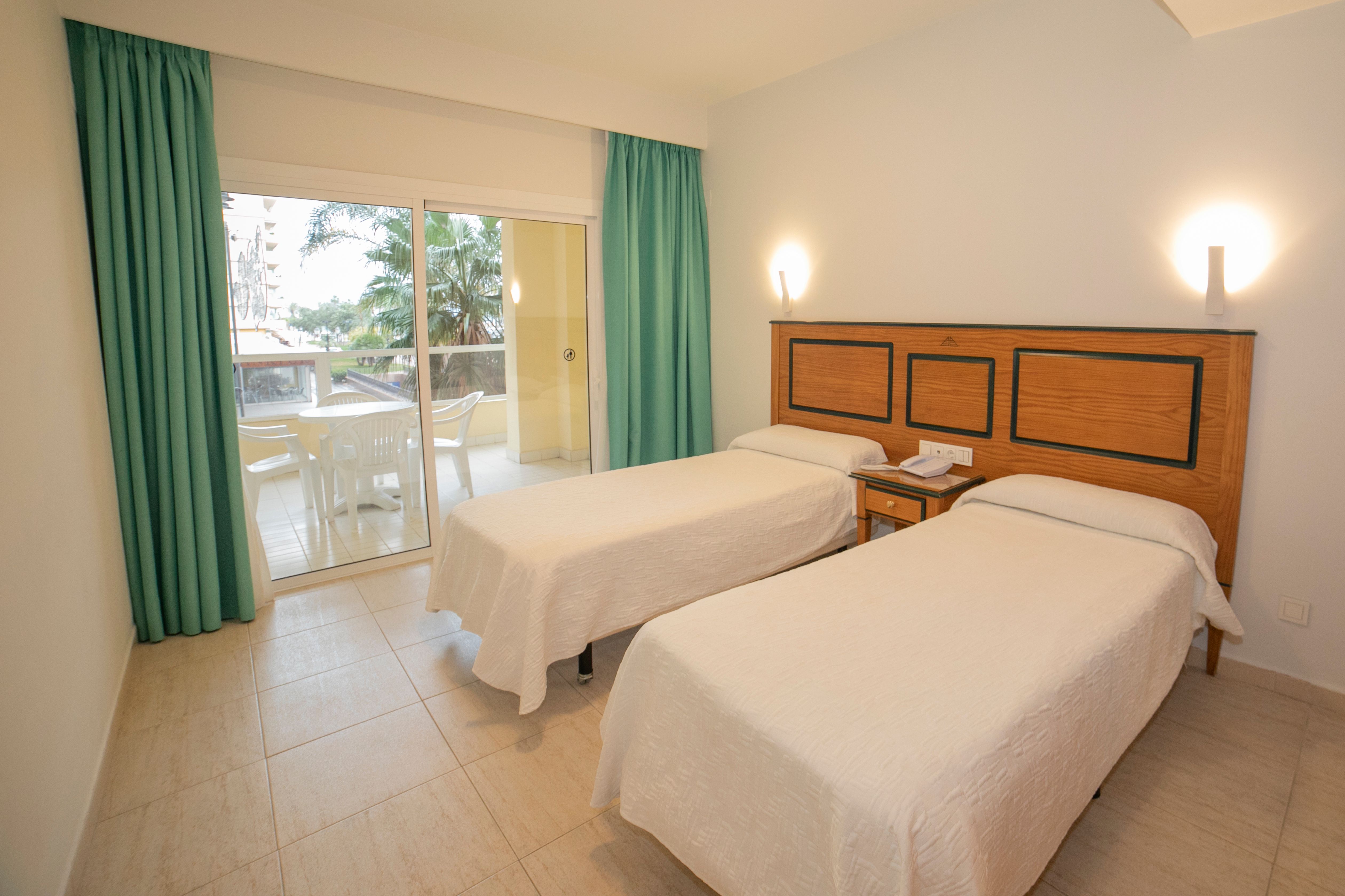 Hotel apartamentos pyr fuengirola, Fuengirola