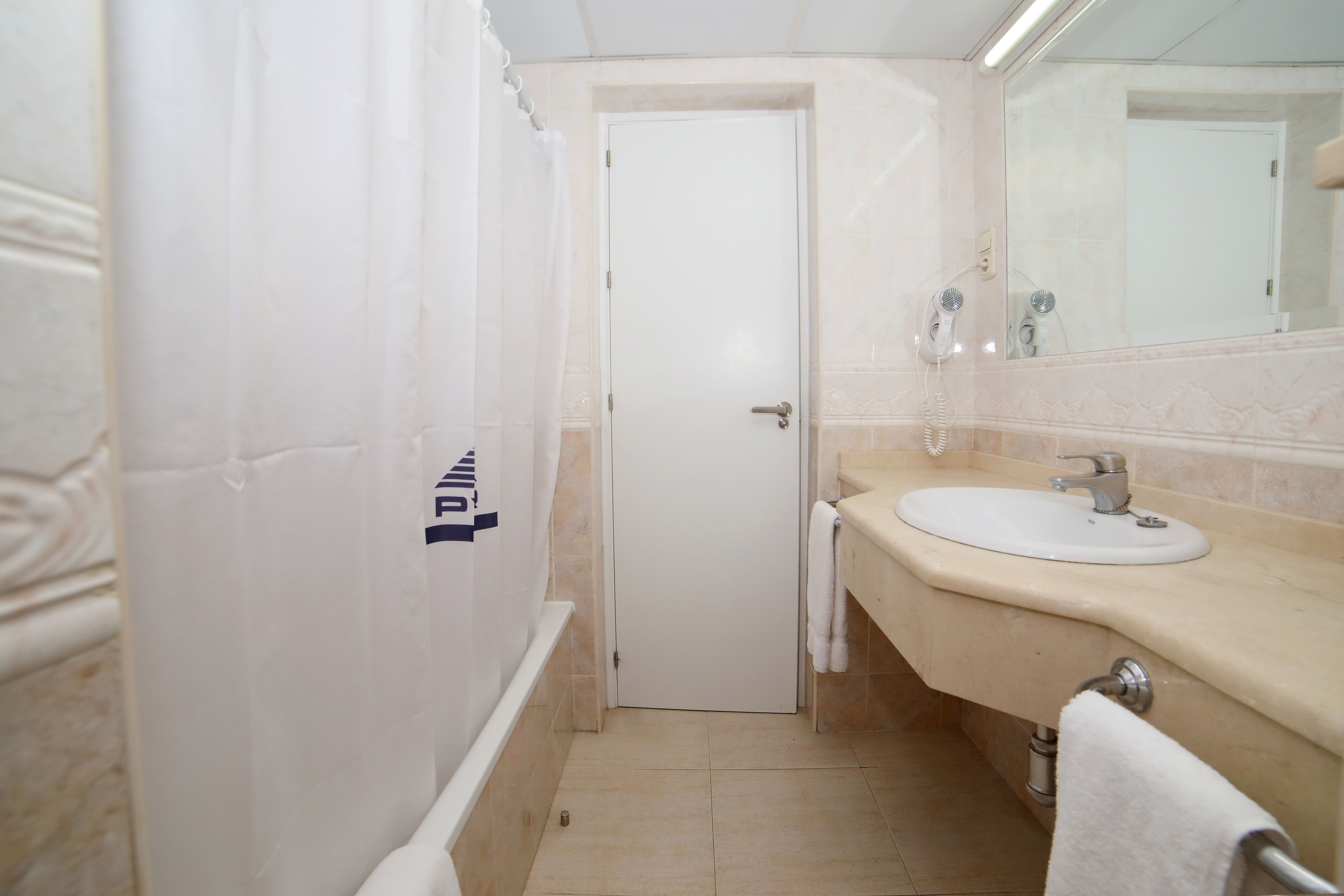 Hotel apartamentos pyr fuengirola, Fuengirola