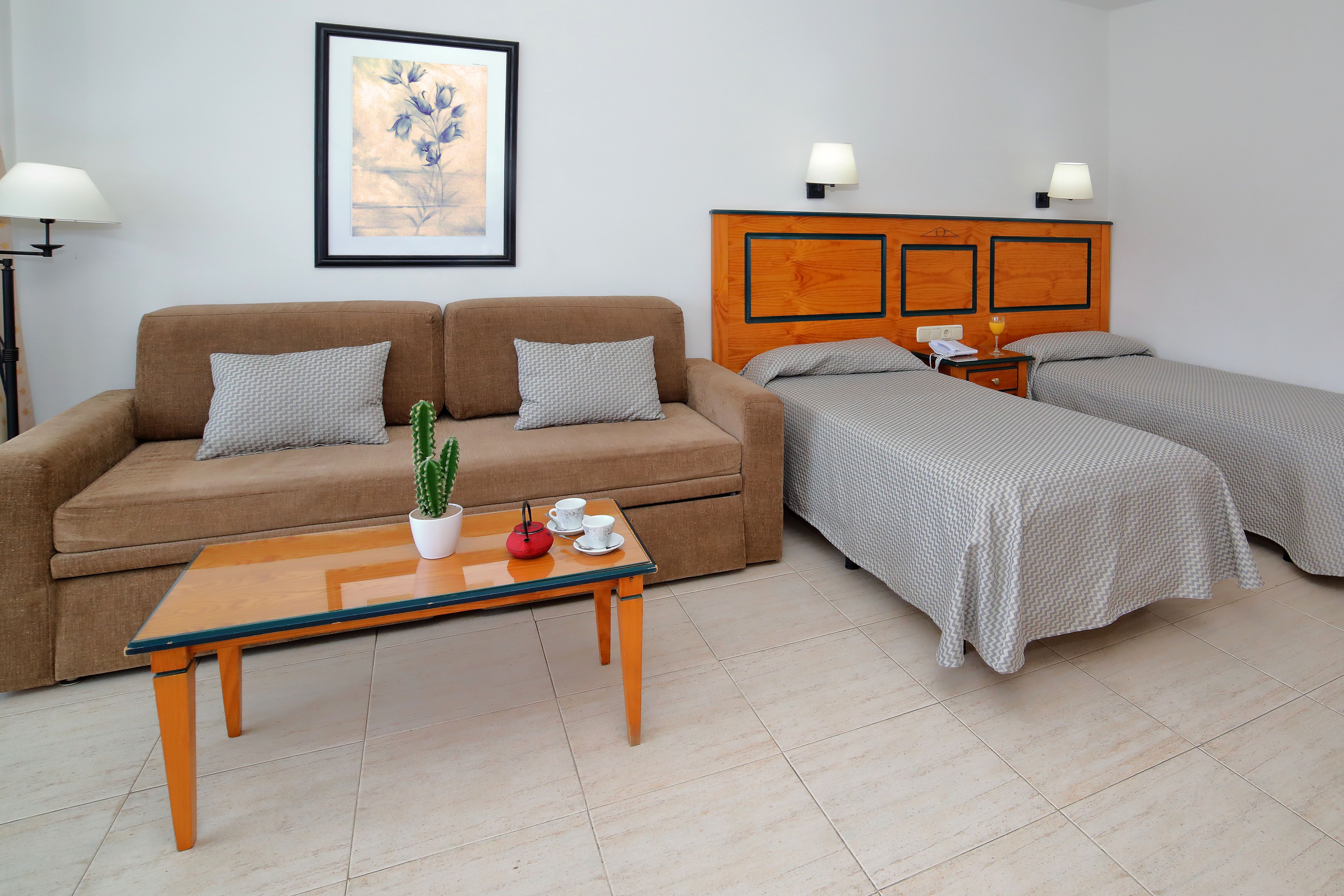 Hotel apartamentos pyr fuengirola, Fuengirola