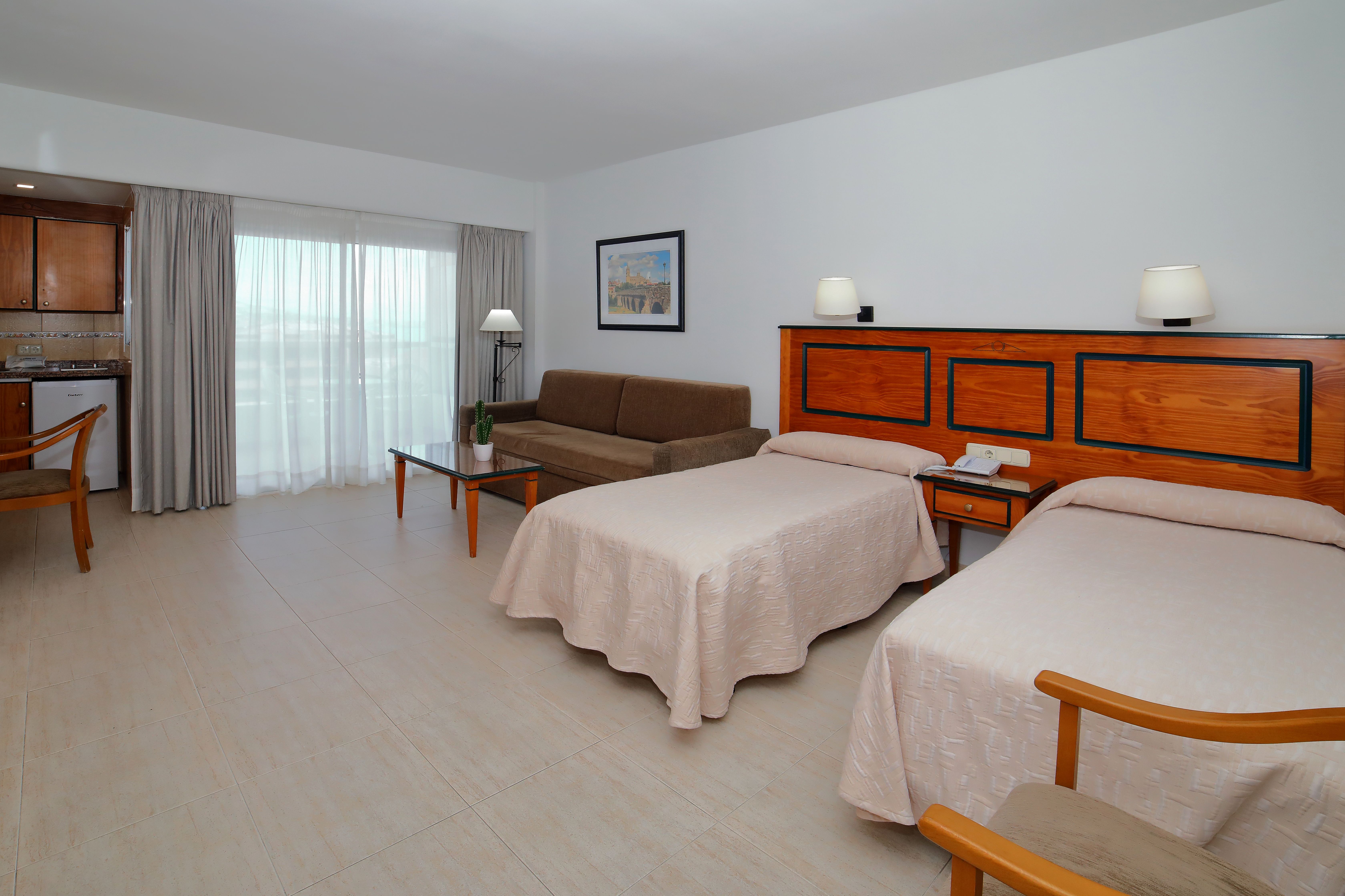Hotel apartamentos pyr fuengirola, Fuengirola