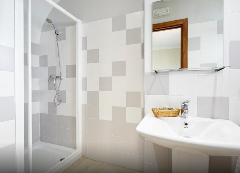 Großes doppel- oder zweibettzimmer