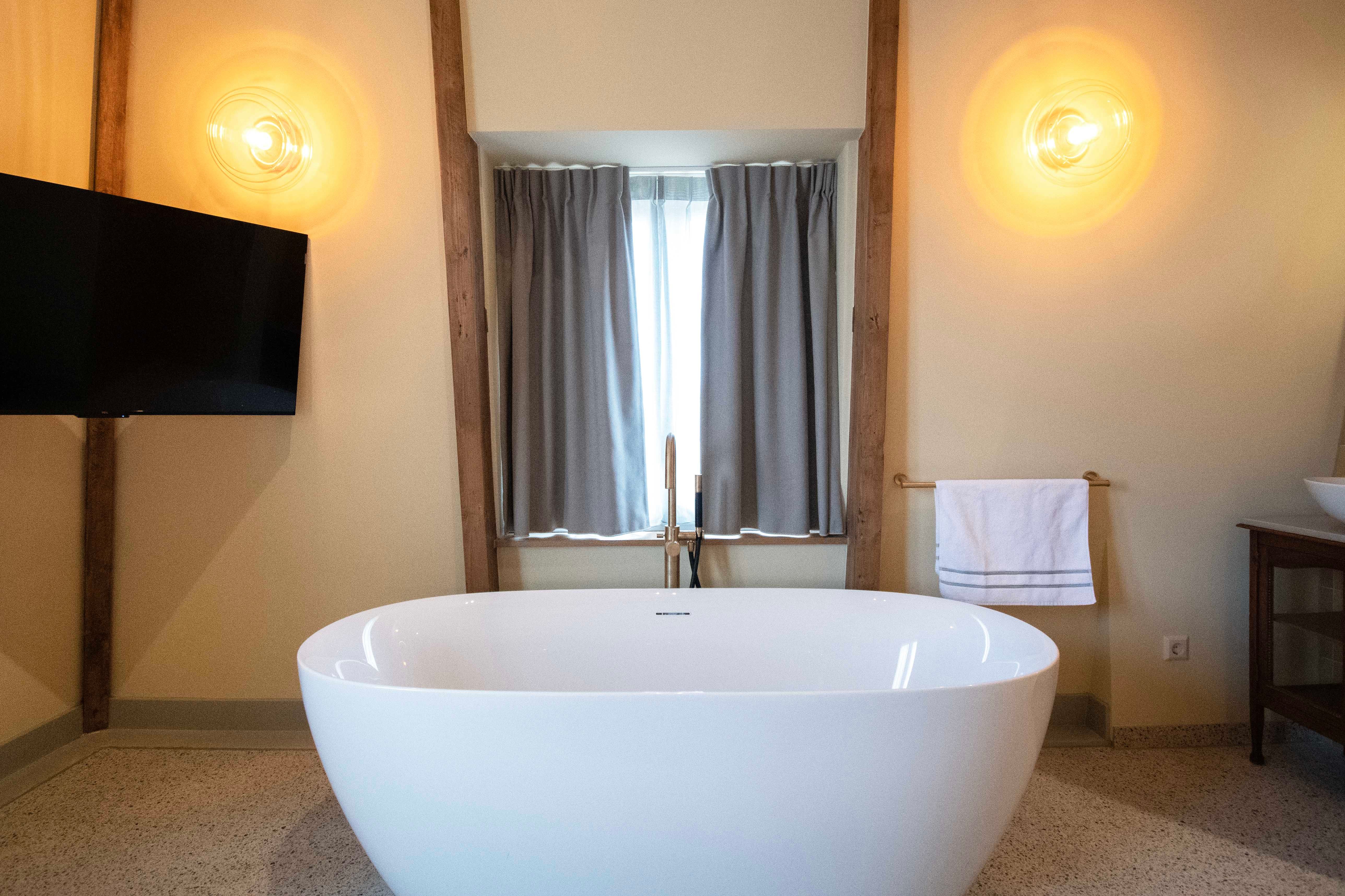 room detail thumbnail 2