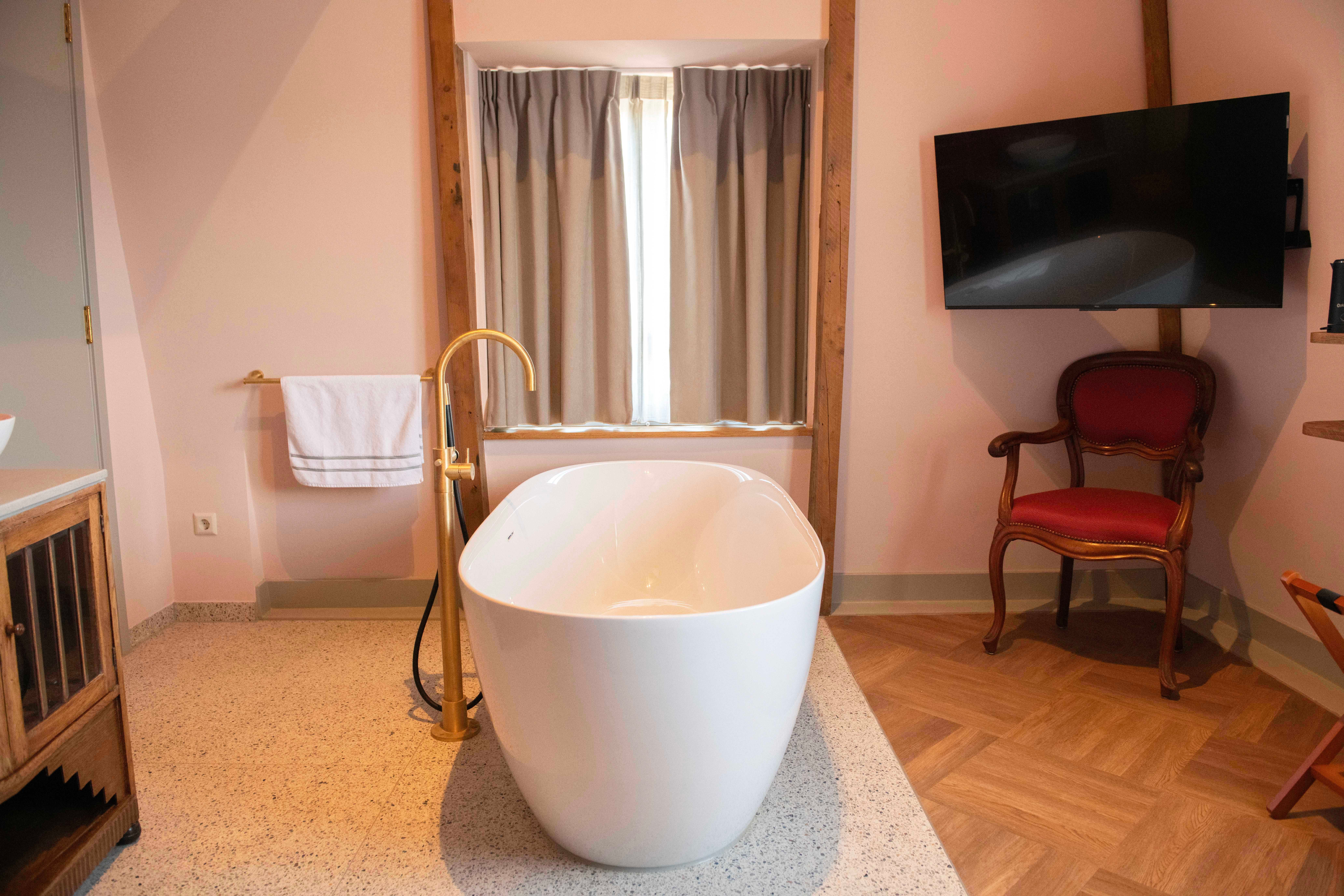 room detail thumbnail 2
