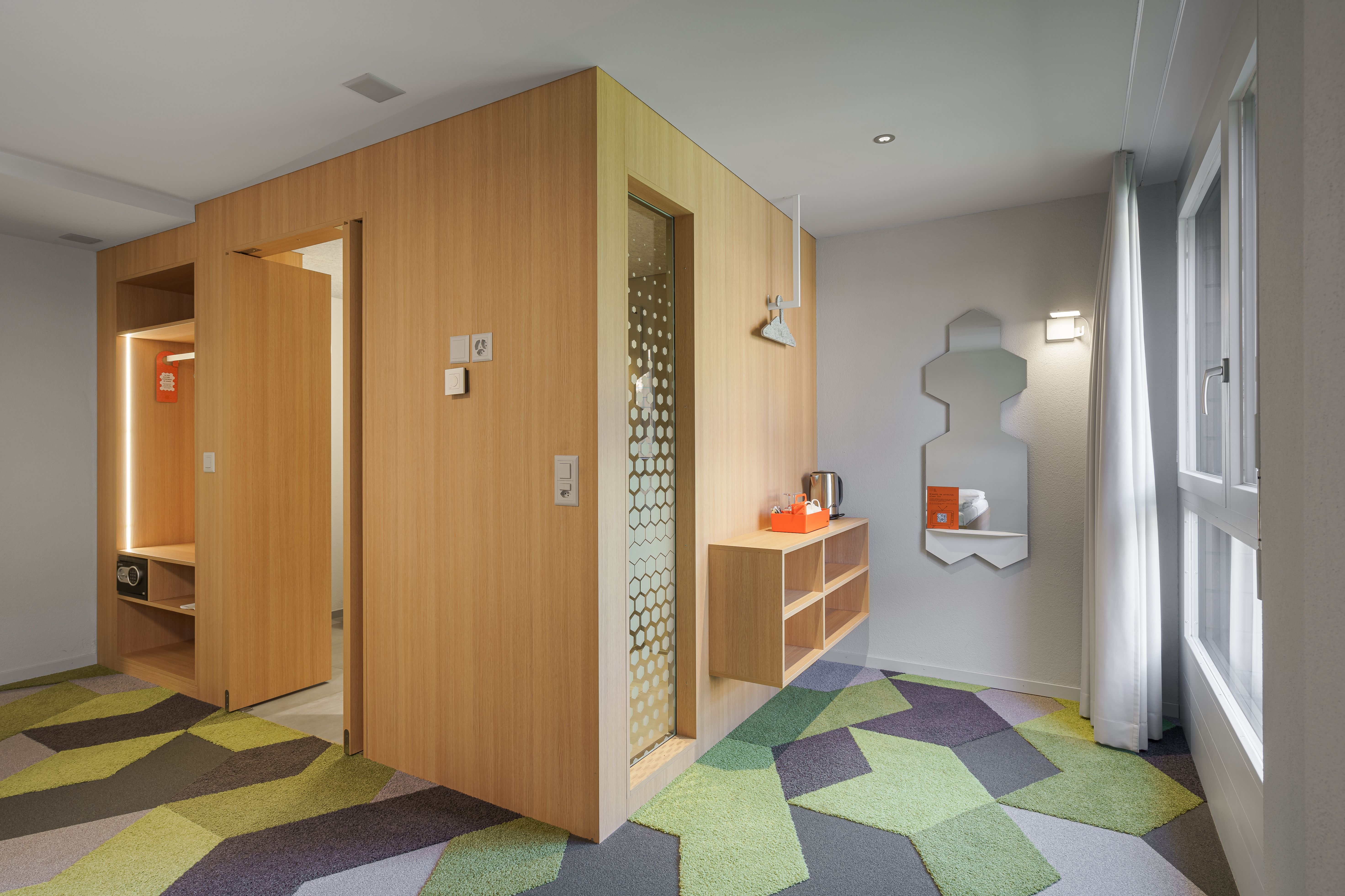 room detail thumbnail 2