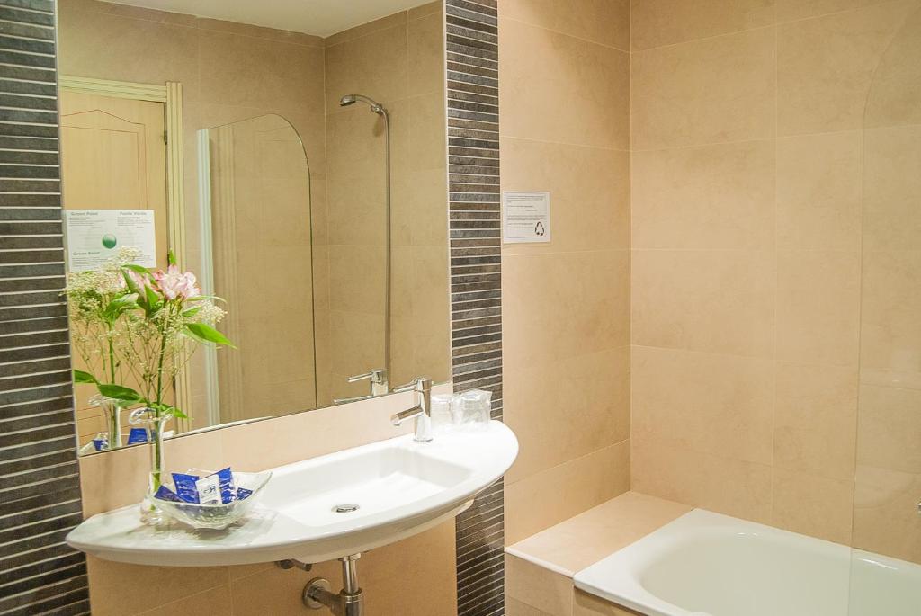 room detail thumbnail 2