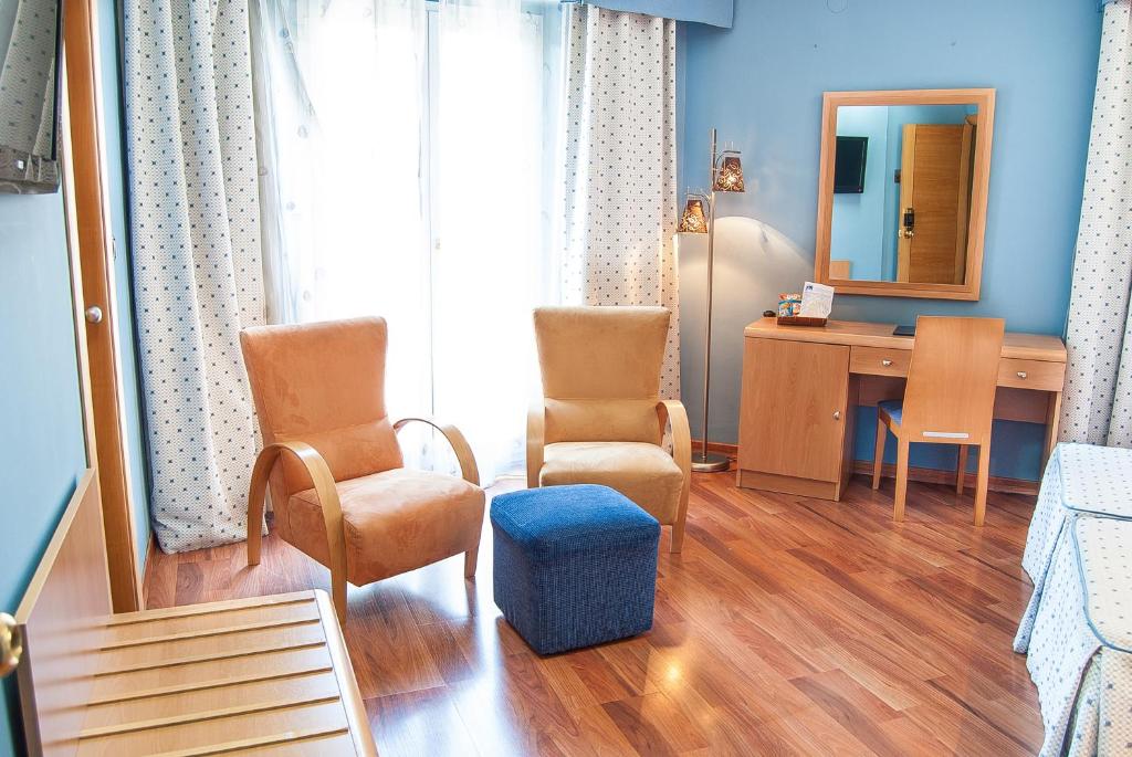 room detail thumbnail 2