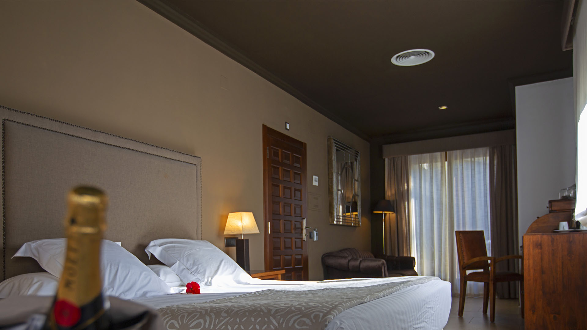 Habitación con cama grande y balcón