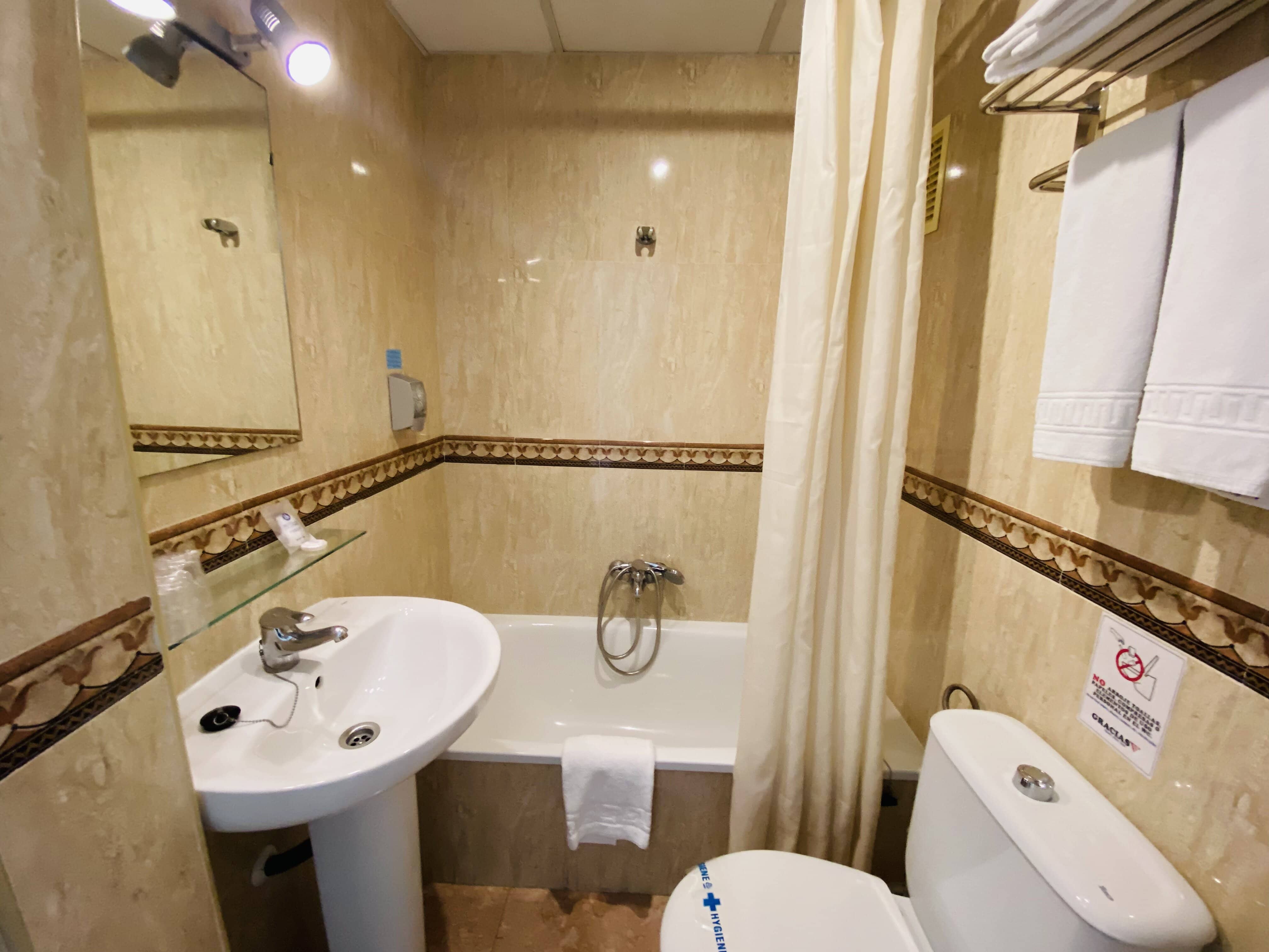 Chambre lits jumeaux avec lit d'appoint