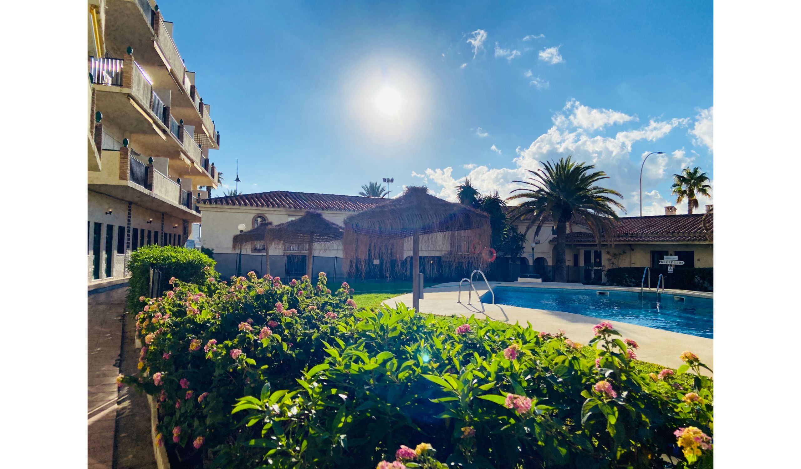 Chambre lits jumeaux - vue sur piscine