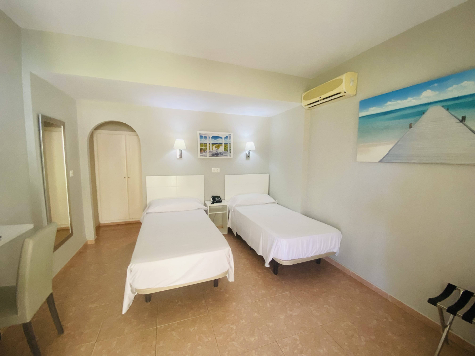 Chambre lits jumeaux - vue sur piscine