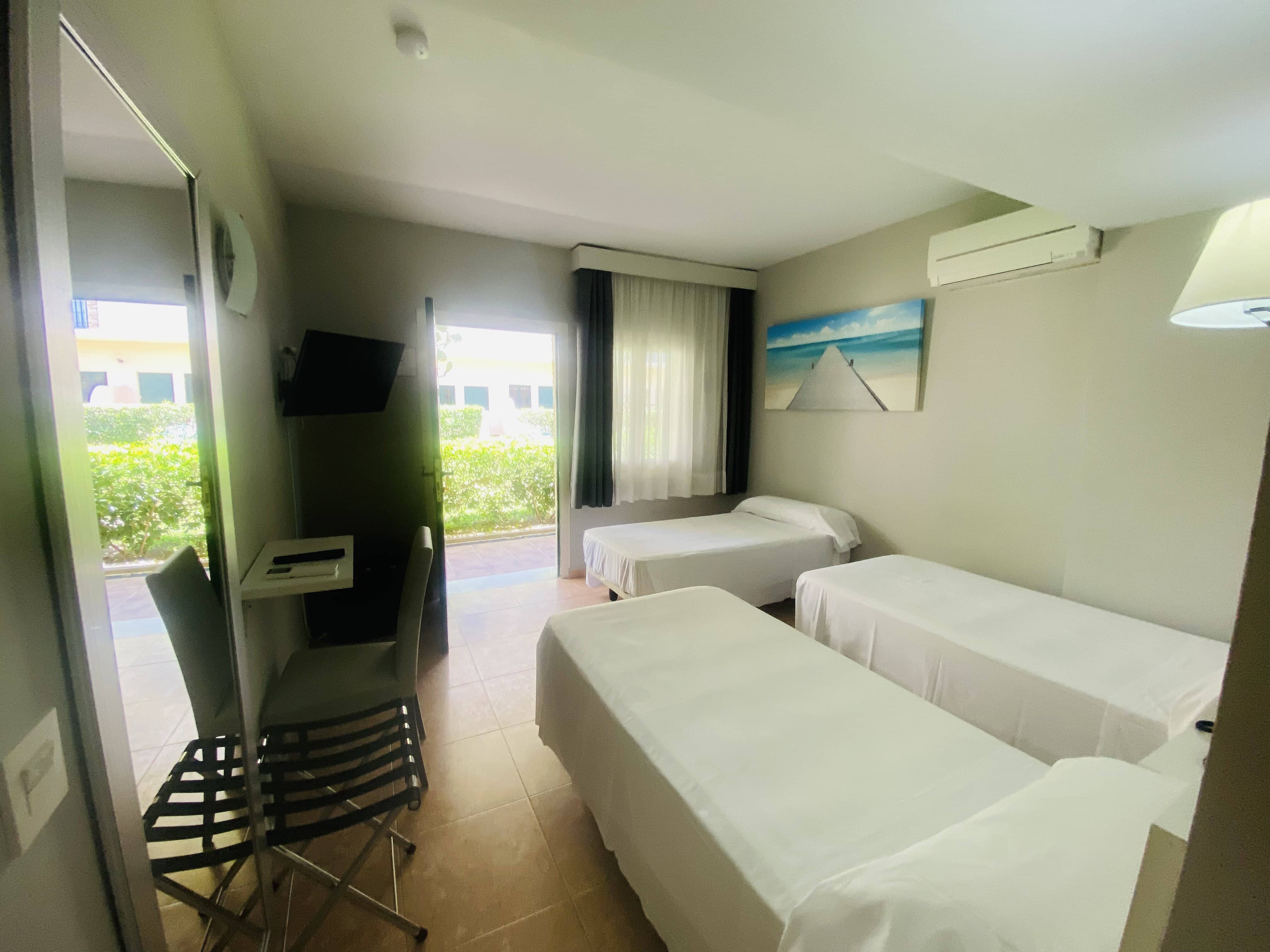 Chambre lits jumeaux avec lit d'appoint