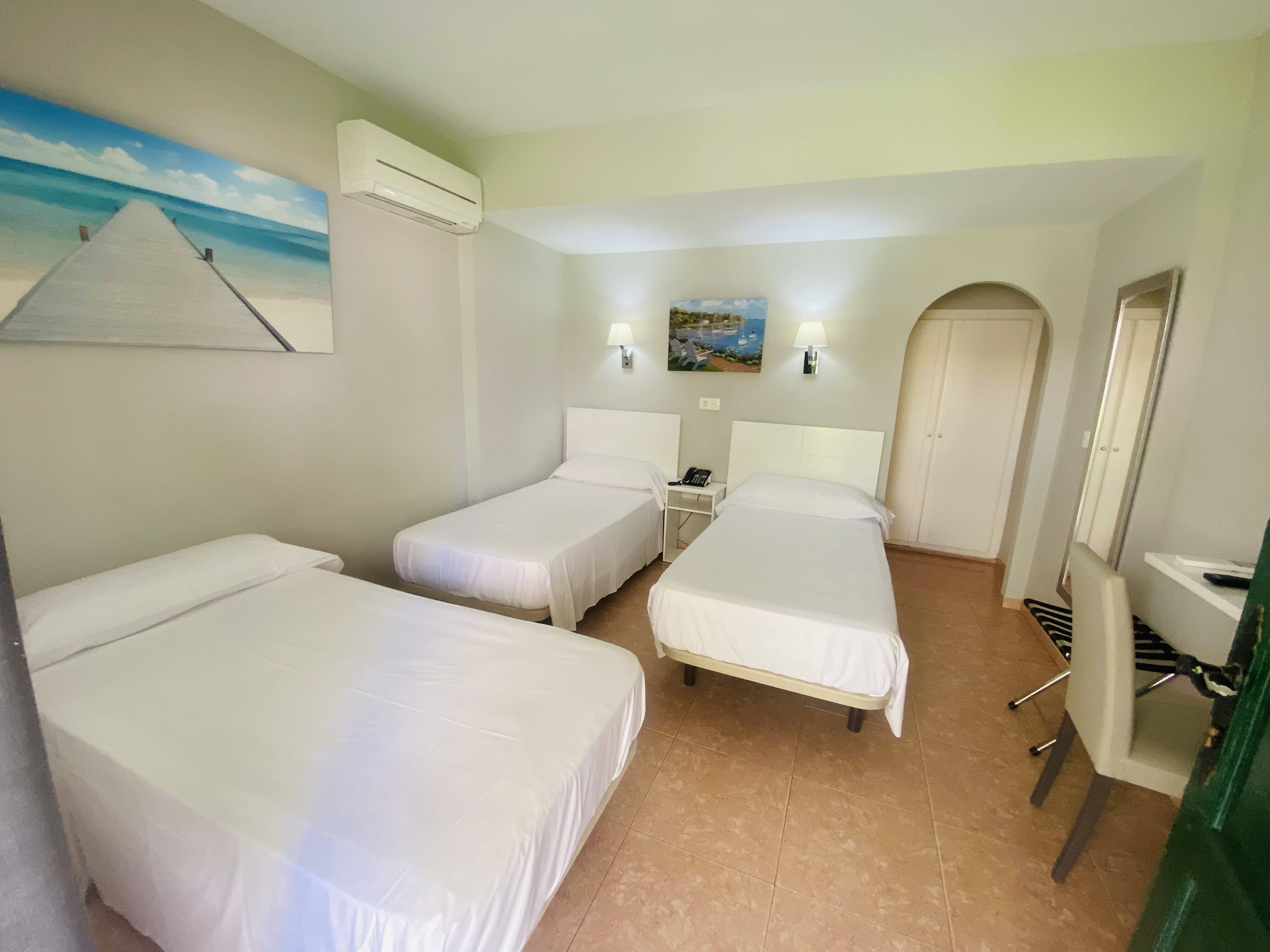 Chambre lits jumeaux avec lit d'appoint