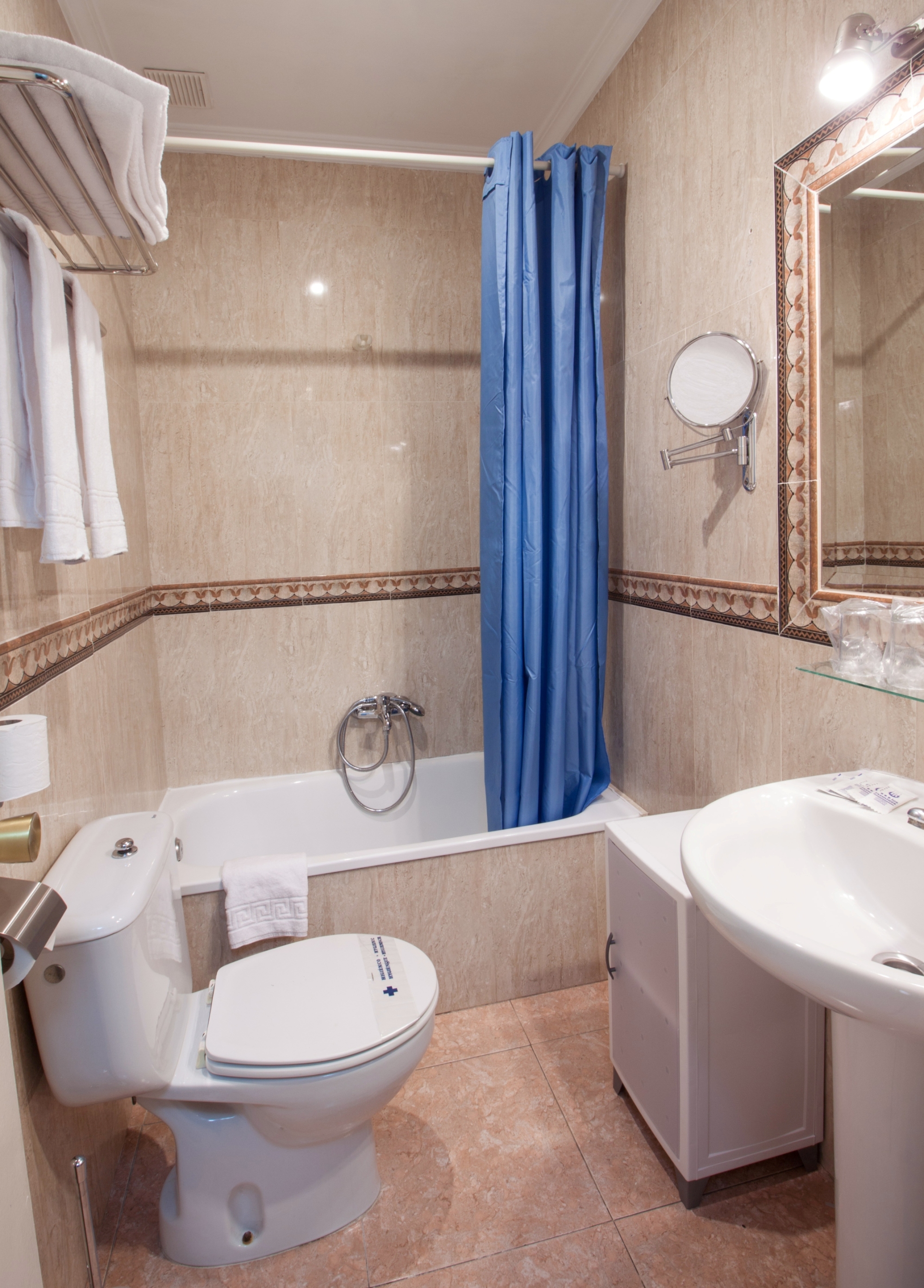 Chambre double ou lits jumeaux avec lit d'appoint