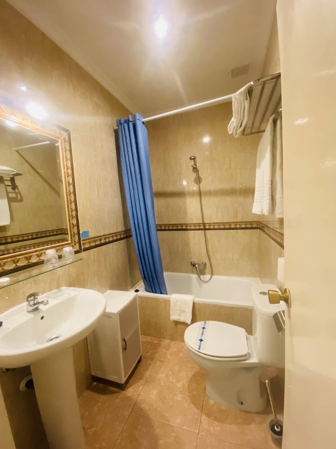 Chambre lits jumeaux - vue sur piscine