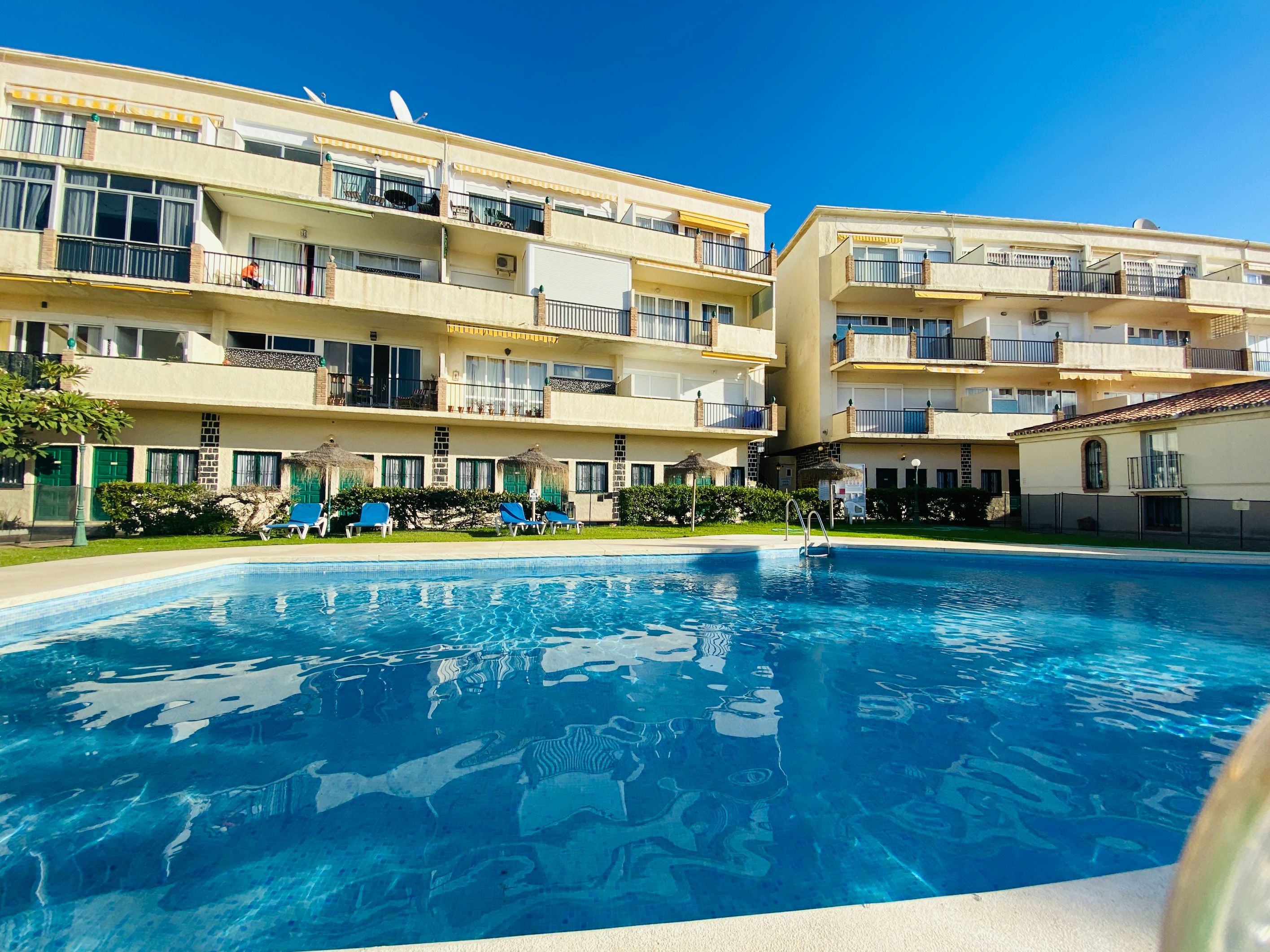Chambre lits jumeaux - vue sur piscine