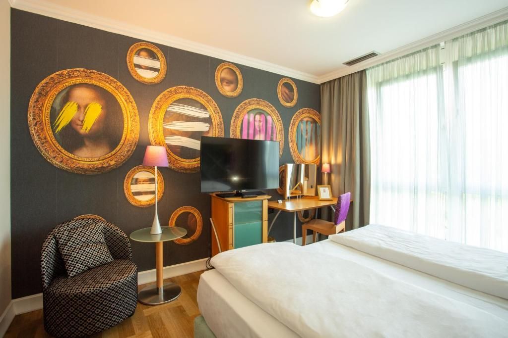 room detail thumbnail 2