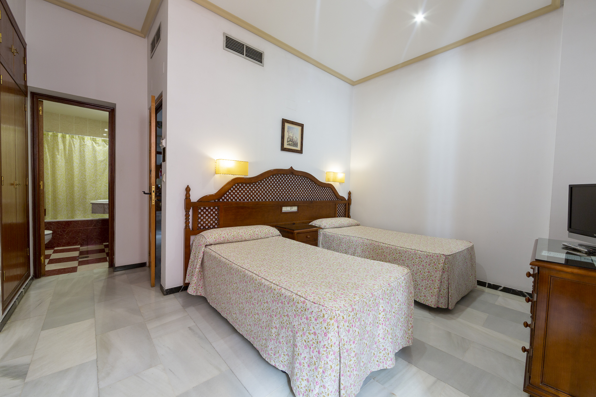 Double room with private bathroom