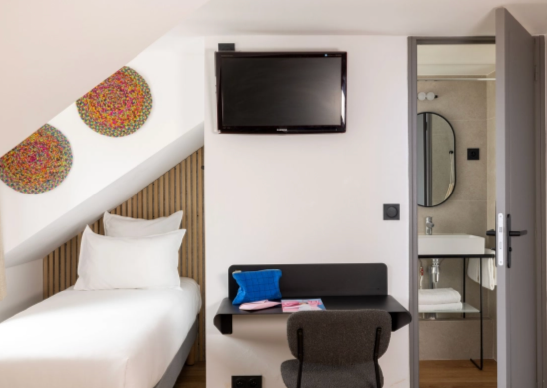 room detail thumbnail 2
